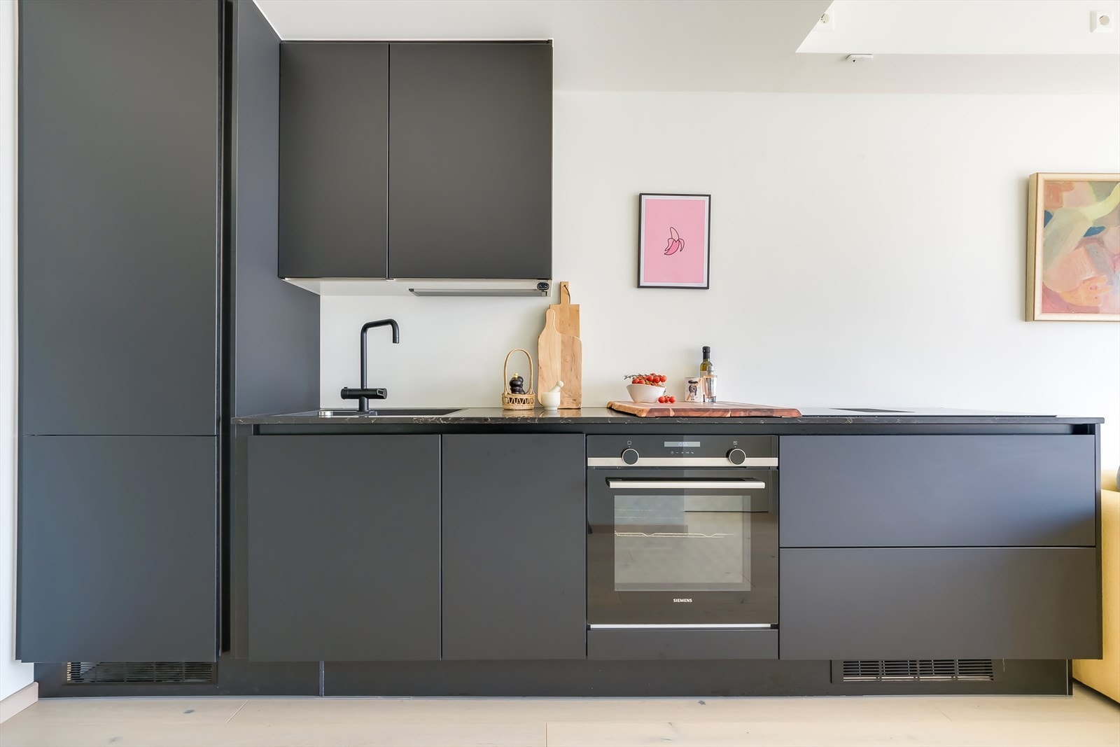 Kjøkkenet er utstyrt med integrert hvitevarer som kjøl-/fryseskap, oppvaskmaskin, stekeovn og platetopp med integrert kullfilterventilat Galleribilde