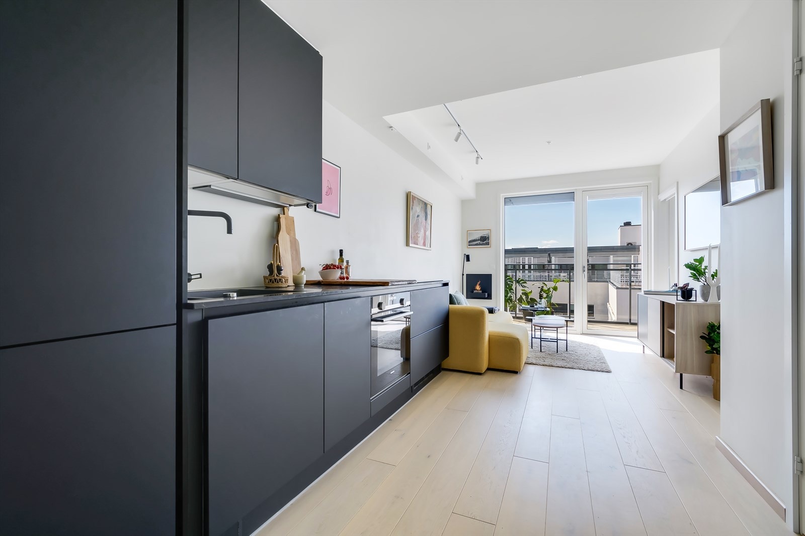 Kjøkkenet har godt med over- og underskap for oppbevaring og benkeplass for matlaging. Det er mekanisk avtrekk i rommet. Galleribilde