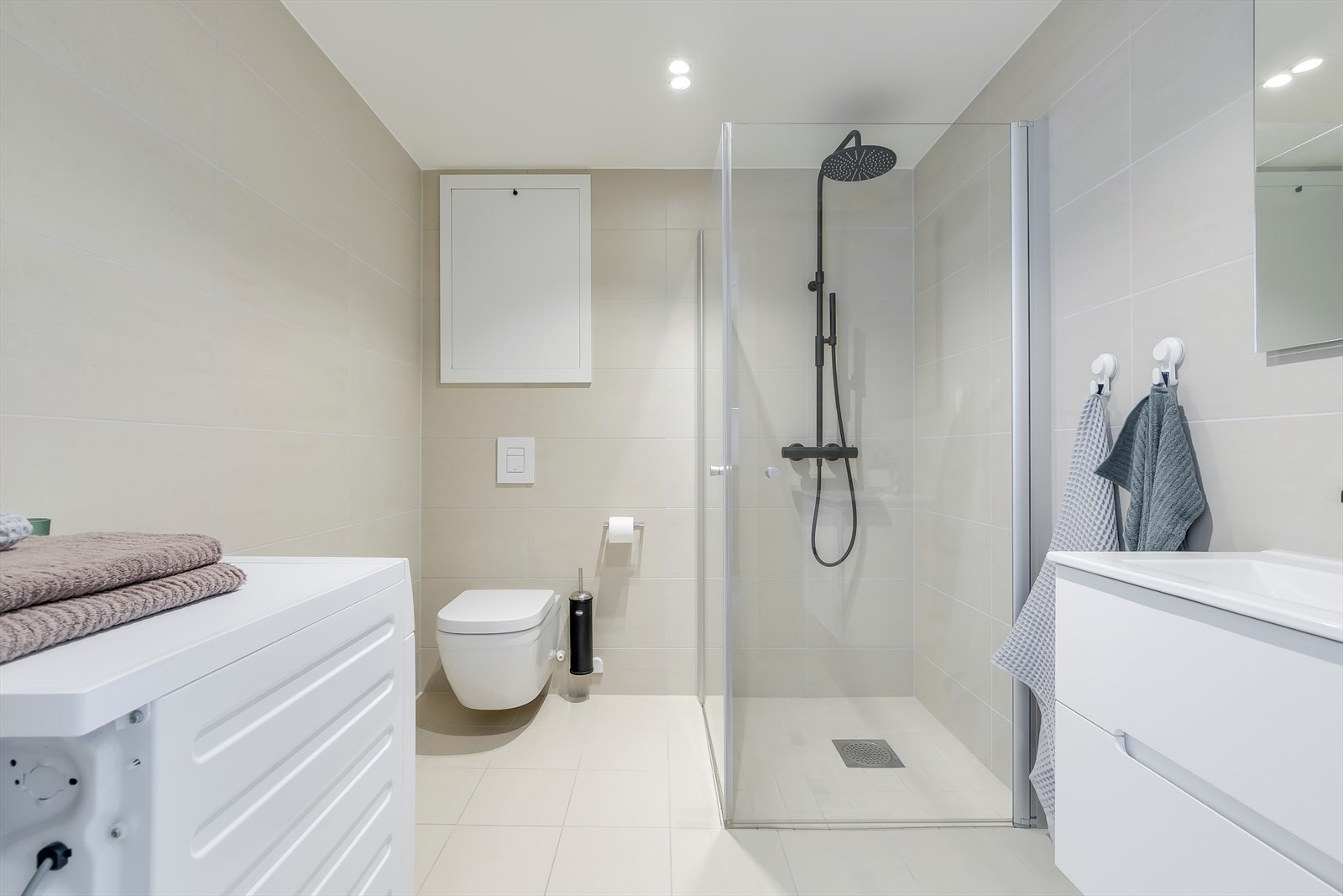 Lekkert og romslig flislagt bad fra 2020 med delikate farger på flisene. Galleribilde