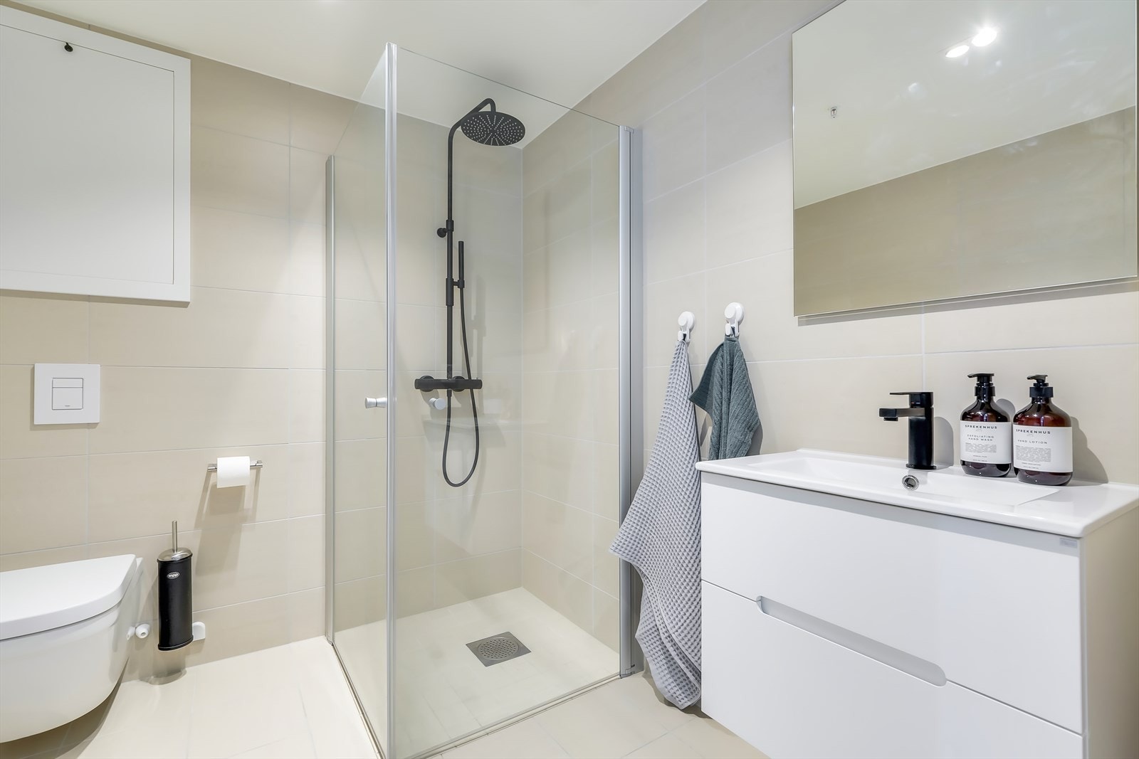 Her er det vannbåren gulvvarme, downlights i himling og badet er tilkoblet mekanisk avtrekk. Galleribilde