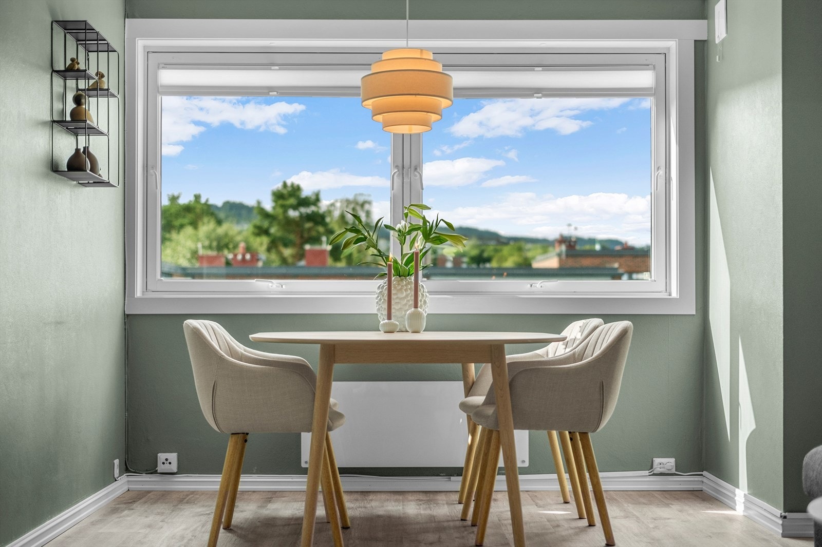 Etter dagens løsning får spiseseksjonen sin plassering ved de rause vindusflatene. Det er også verdt å nevne at det er solskjerming på alle vinduene i leiligheten. Galleribilde