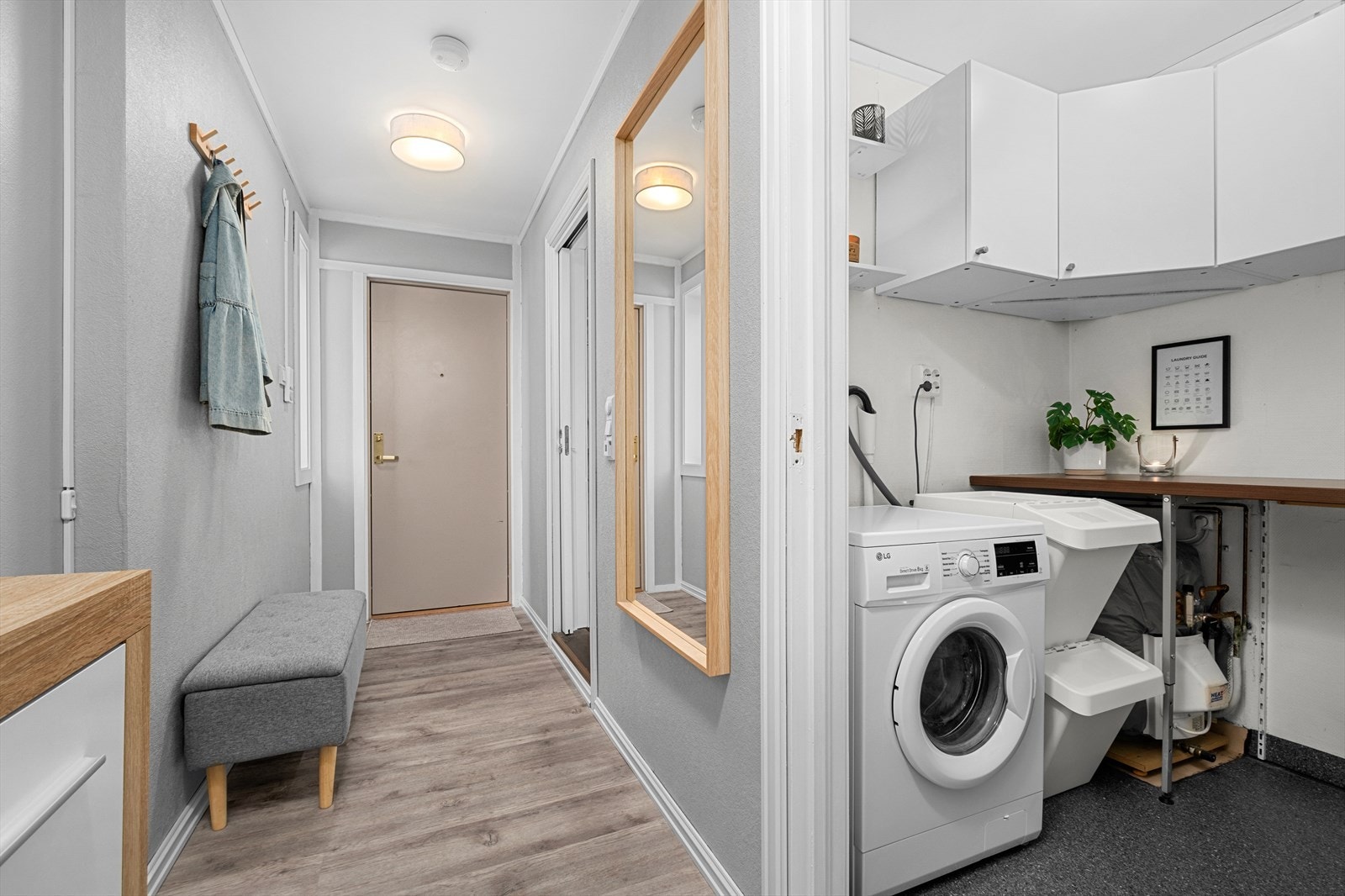 Innbydende og romslig entré på 6,9m² med god plass til oppbevaring. Til venstre for inngangsdøren finner du badet. Galleribilde