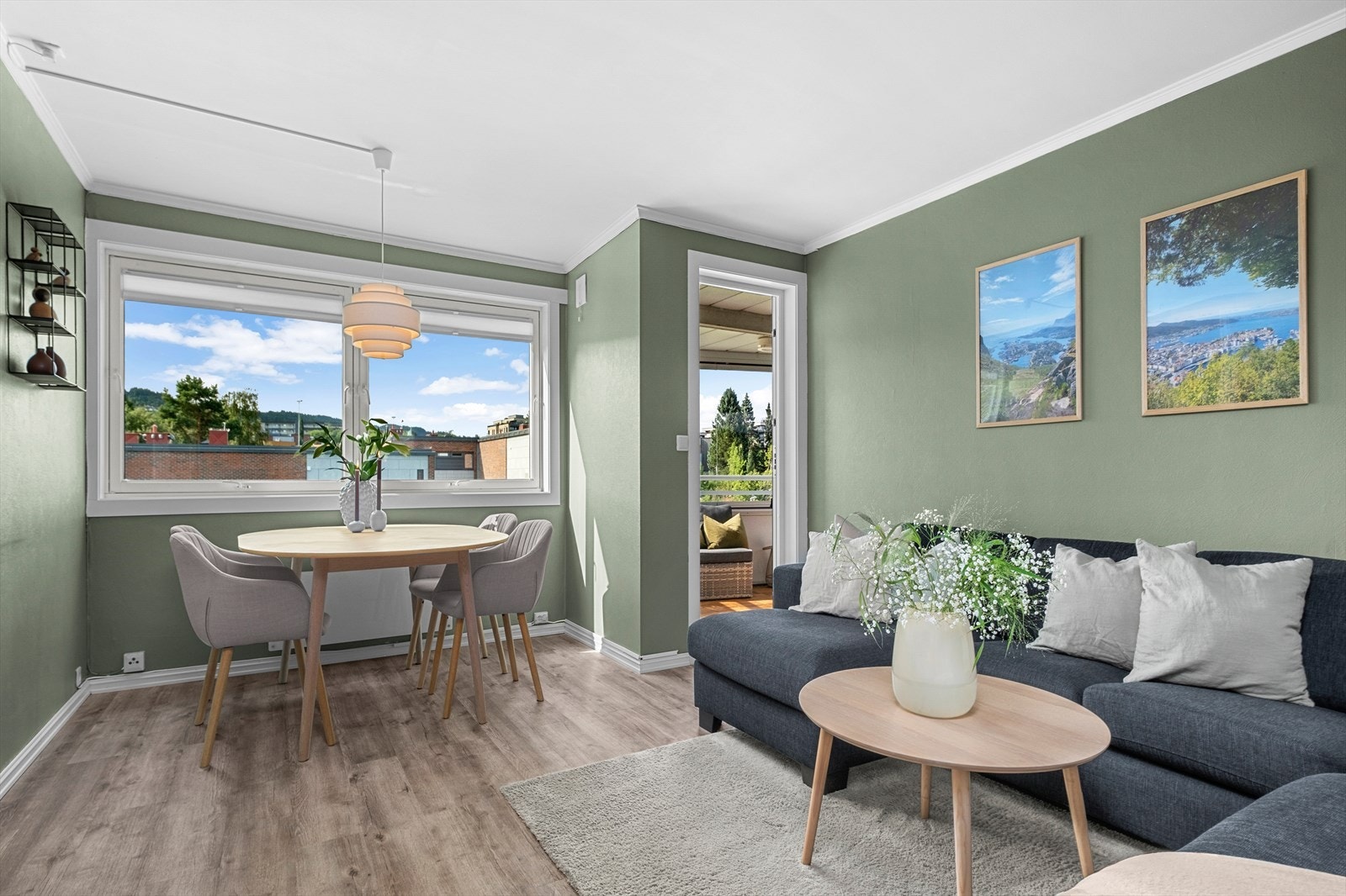 Balkongen har to innganger, en av dem er fra stua. Balkongen kan brukes som en forlengelse av stuen på fine sommerdager. Galleribilde