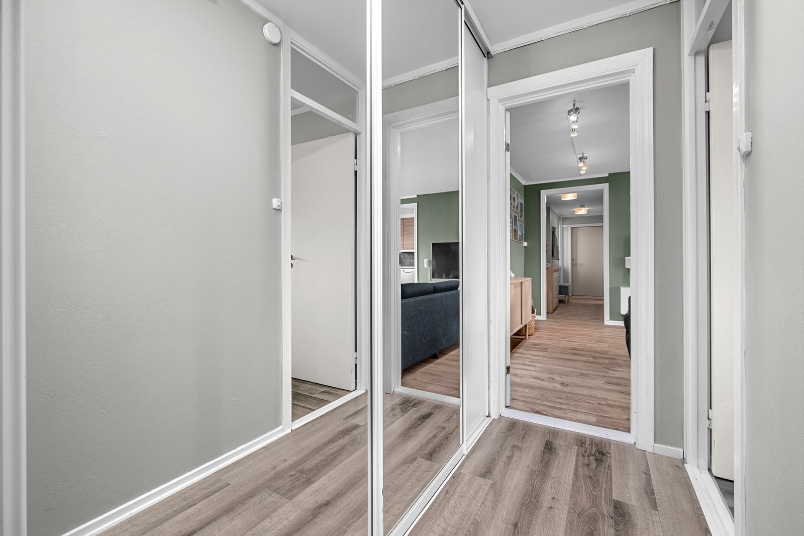 Skyvedørsgarderobe medfølger handelen. Videre er det verdt å merke seg hvor romslig leiligheten oppleves. Galleribilde