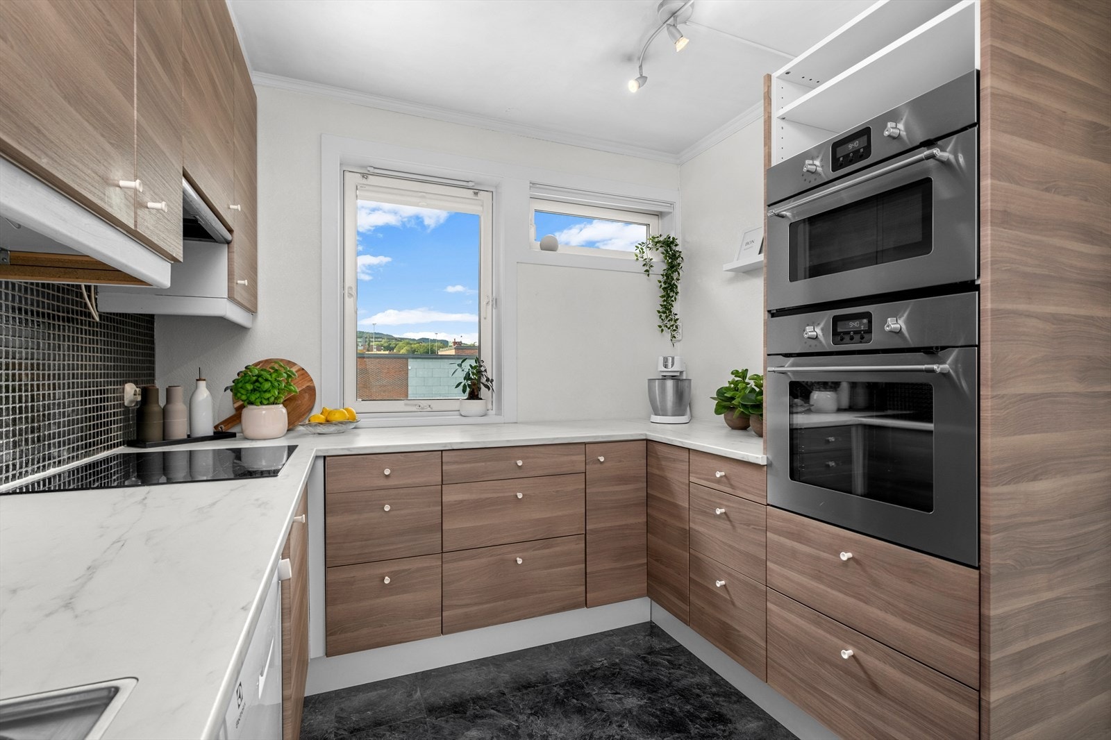 Stilrent kjøkken vurdert til TG1, av takstmann. Her får du rikelig med skap- og benkplass. Galleribilde
