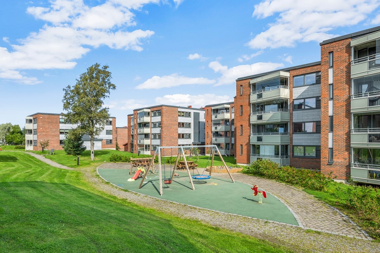 Det medfølger 2 parkeringsplasser, og 3 gjesteplasser til disposisjon. Galleribilde