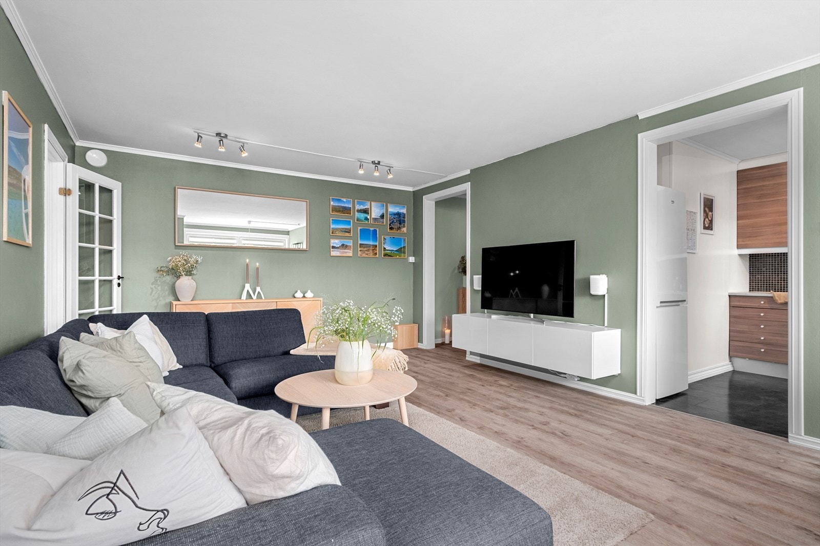 Stuen måler hele 25m² og med sin praktiske planløsning byr leiligheten på gode muligheter til ønsket møblering. Galleribilde