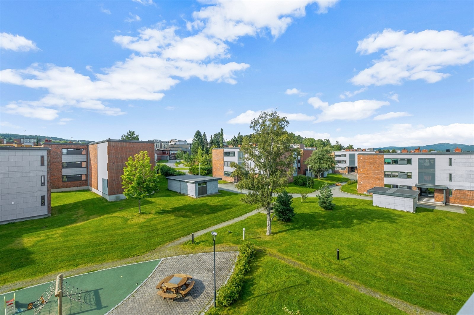 Borettslaget har flotte grøntområder med lekeplasser for de minste og sittegrupper for de største. Galleribilde