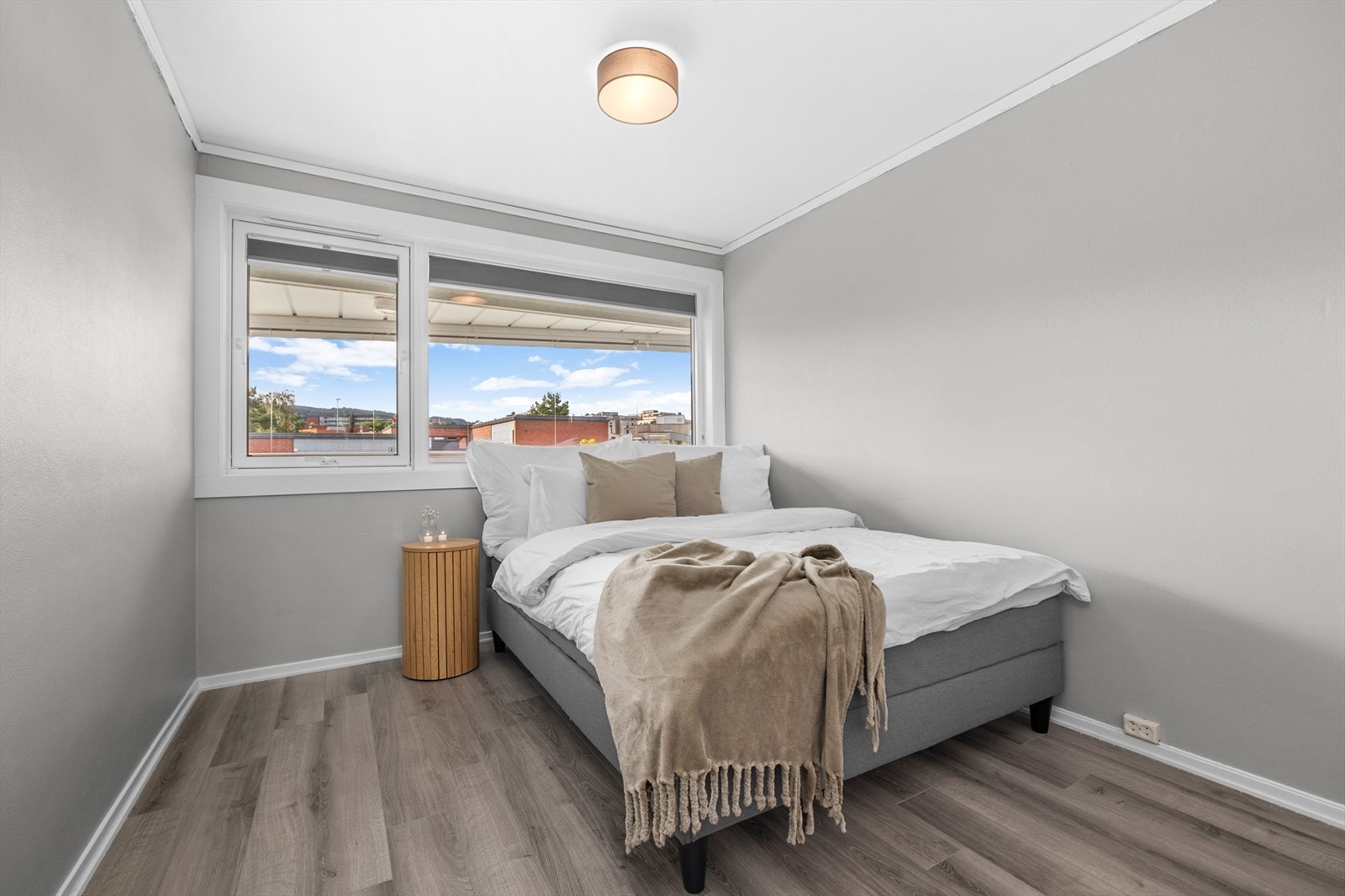 Leilighetens andre soverom er på 10,4m². Her får du også god plass til både dobbeltseng, skrivepult og garderobeløsning. Galleribilde