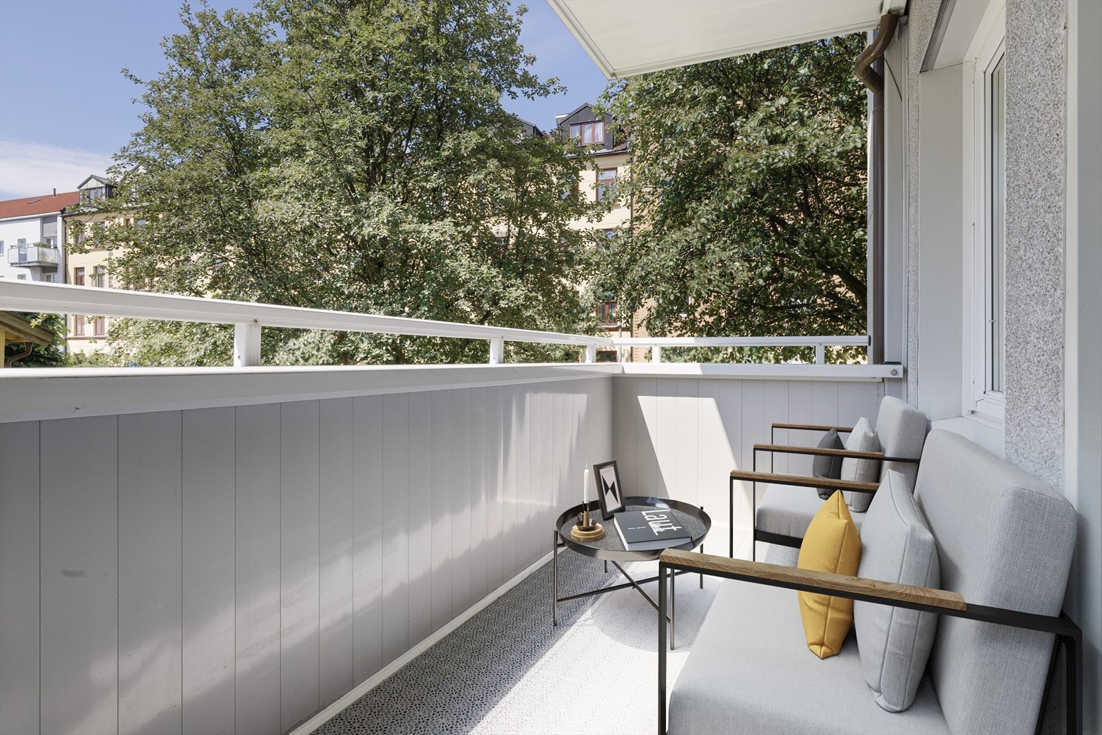 Fra stuen er det utgang til en sydvendt balkong på ca. 8 m² Galleribilde