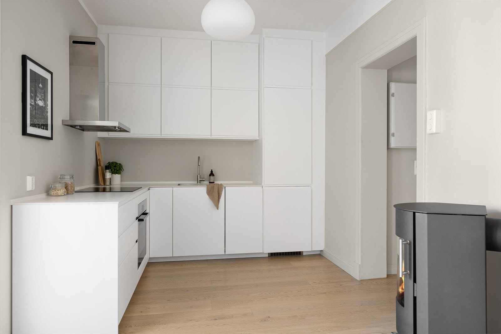 Kjøkkeninnredning med glatte fronter og gode oppbevaringsmuligheter. Galleribilde