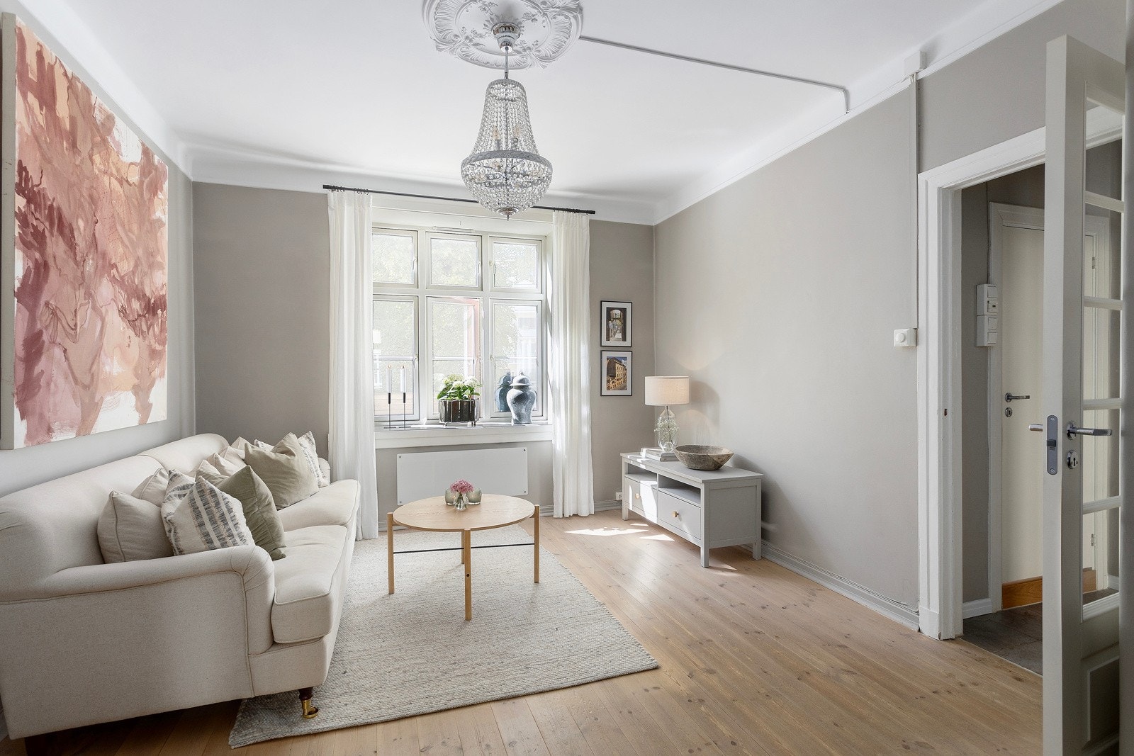 Stuen er romslig og vender ut mot det flotte gårdsrommet. Galleribilde