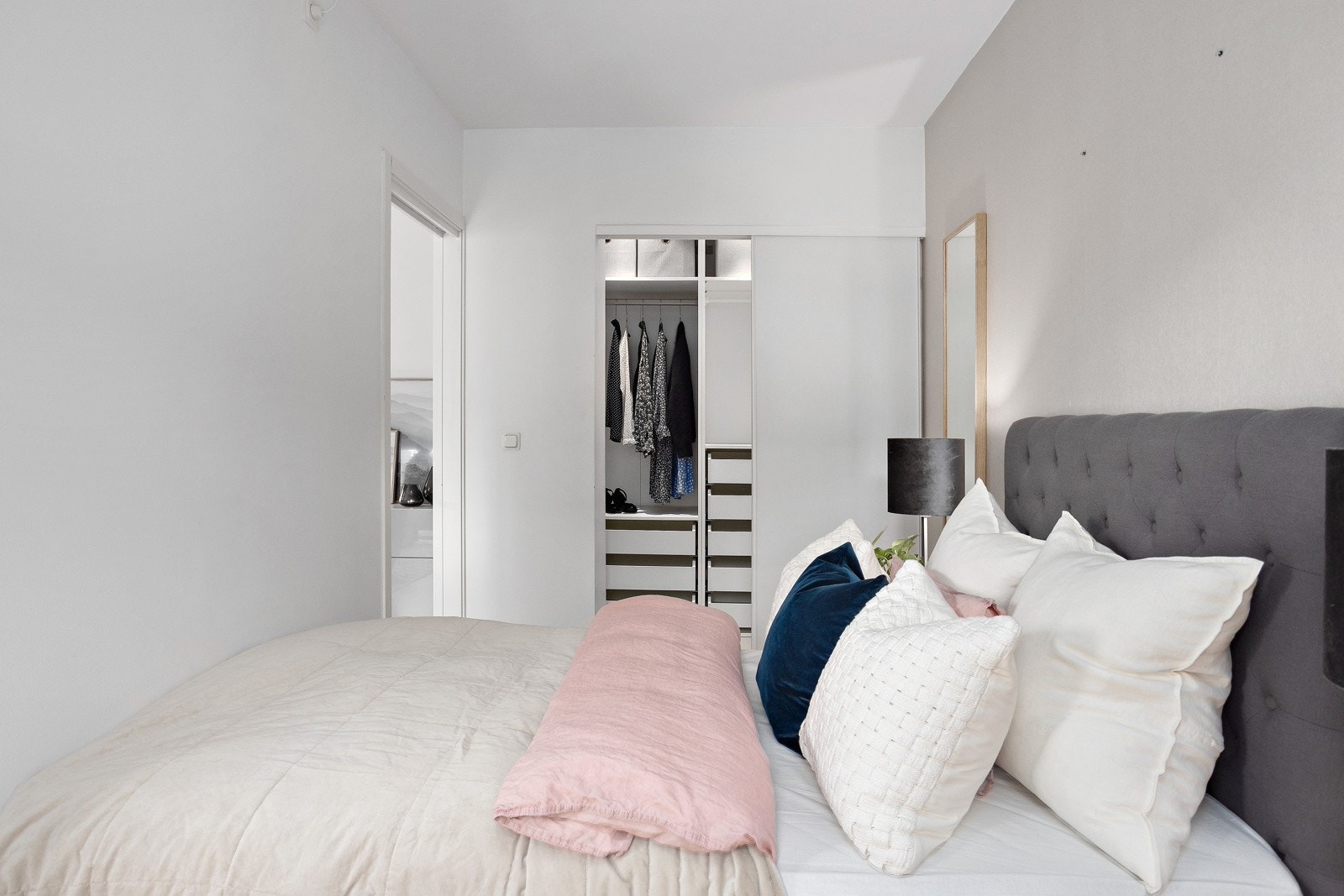Det er i tillegg en flott walk-in-garderobe i tilknytning til soverom Galleribilde