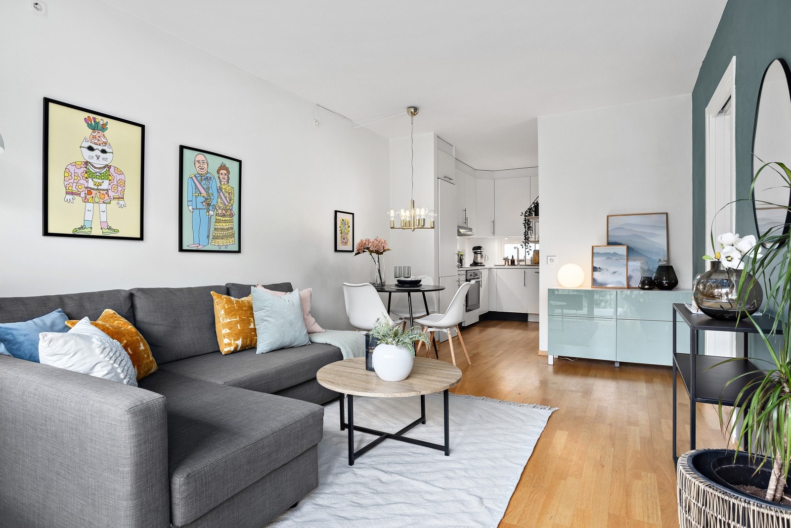 Boligen har en meget god planløsning med stue i åpen løsning mot spisestue og kjøkken Galleribilde