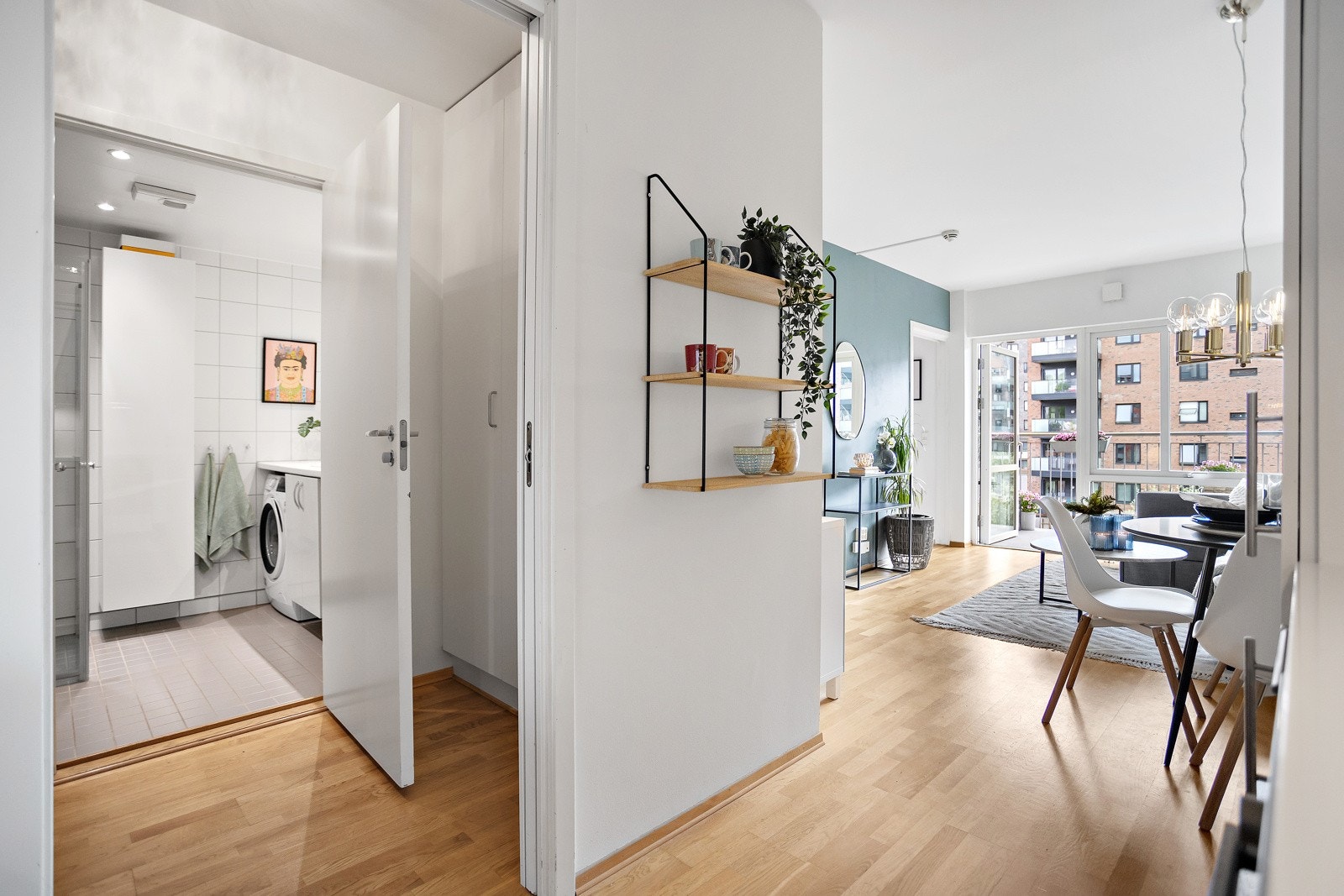 Parkett på gulv og slette veggflater Galleribilde