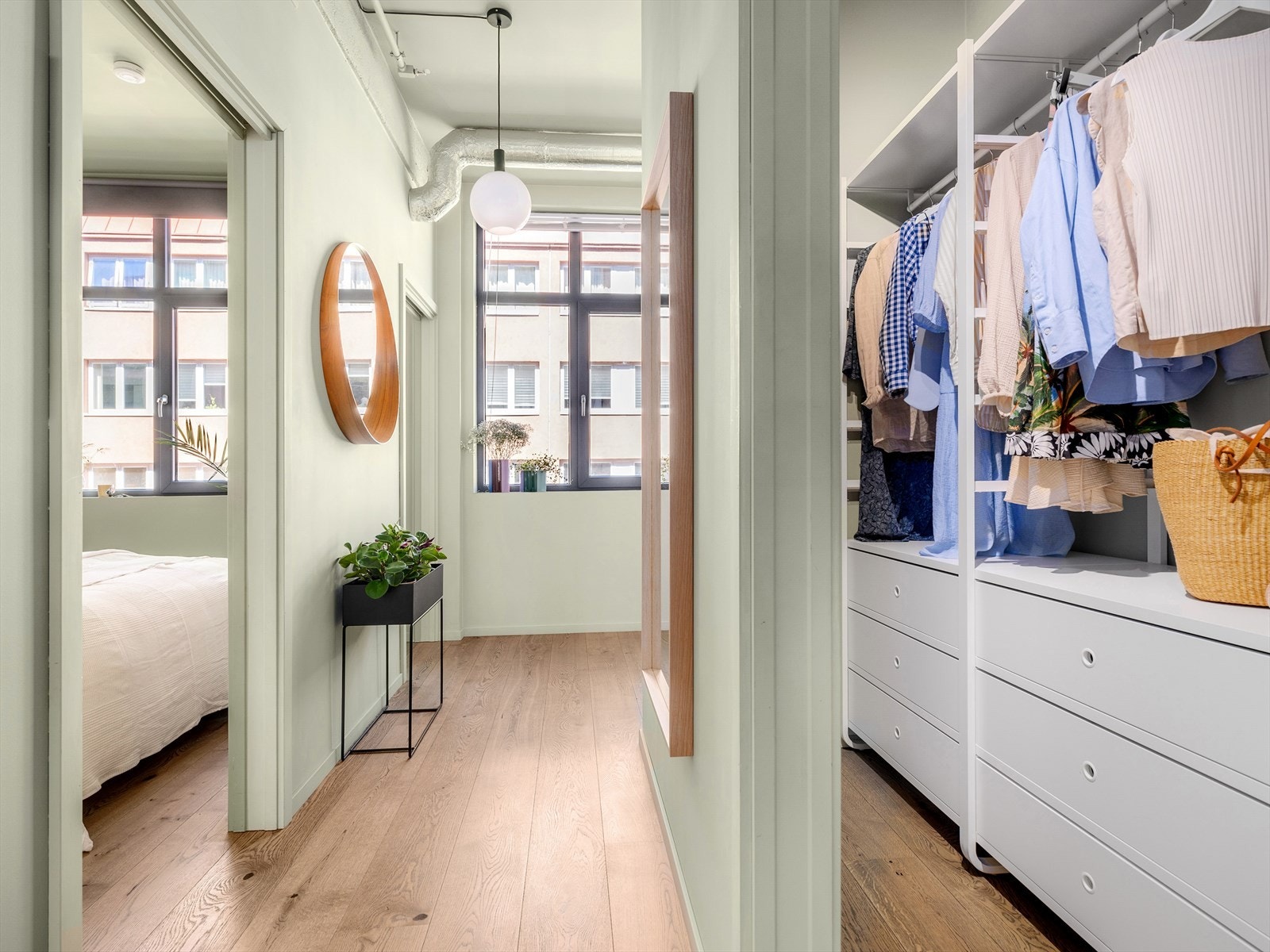 Tilbaketrukket fra den sosiale sonen og i andre enden av leiligheten ligger hovedsoverommet, badet og et stort omkledningsrom. Galleribilde