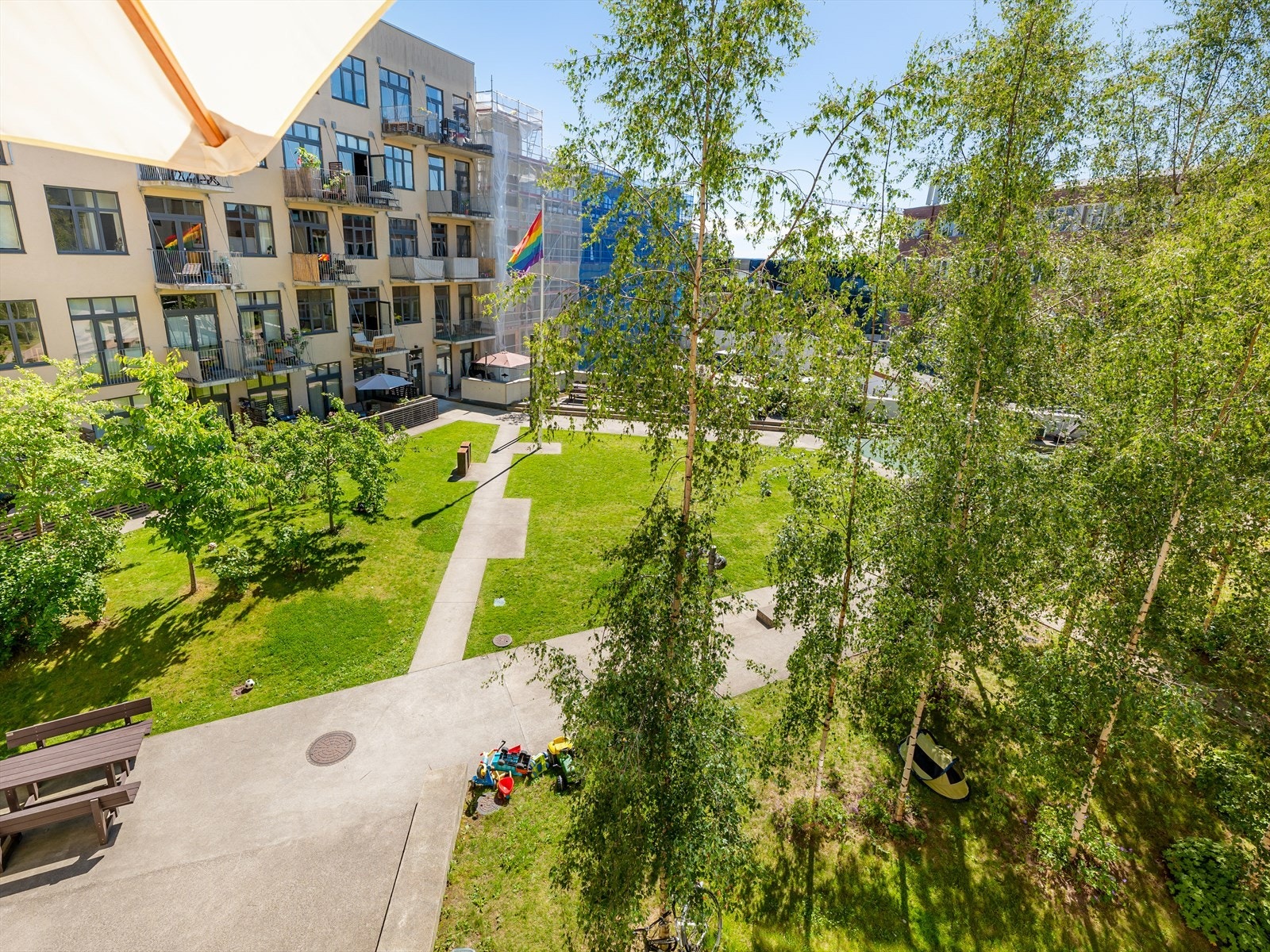 Fra balkongen har du utsikt til en skjermet og pent opparbeidet bakgård. Galleribilde