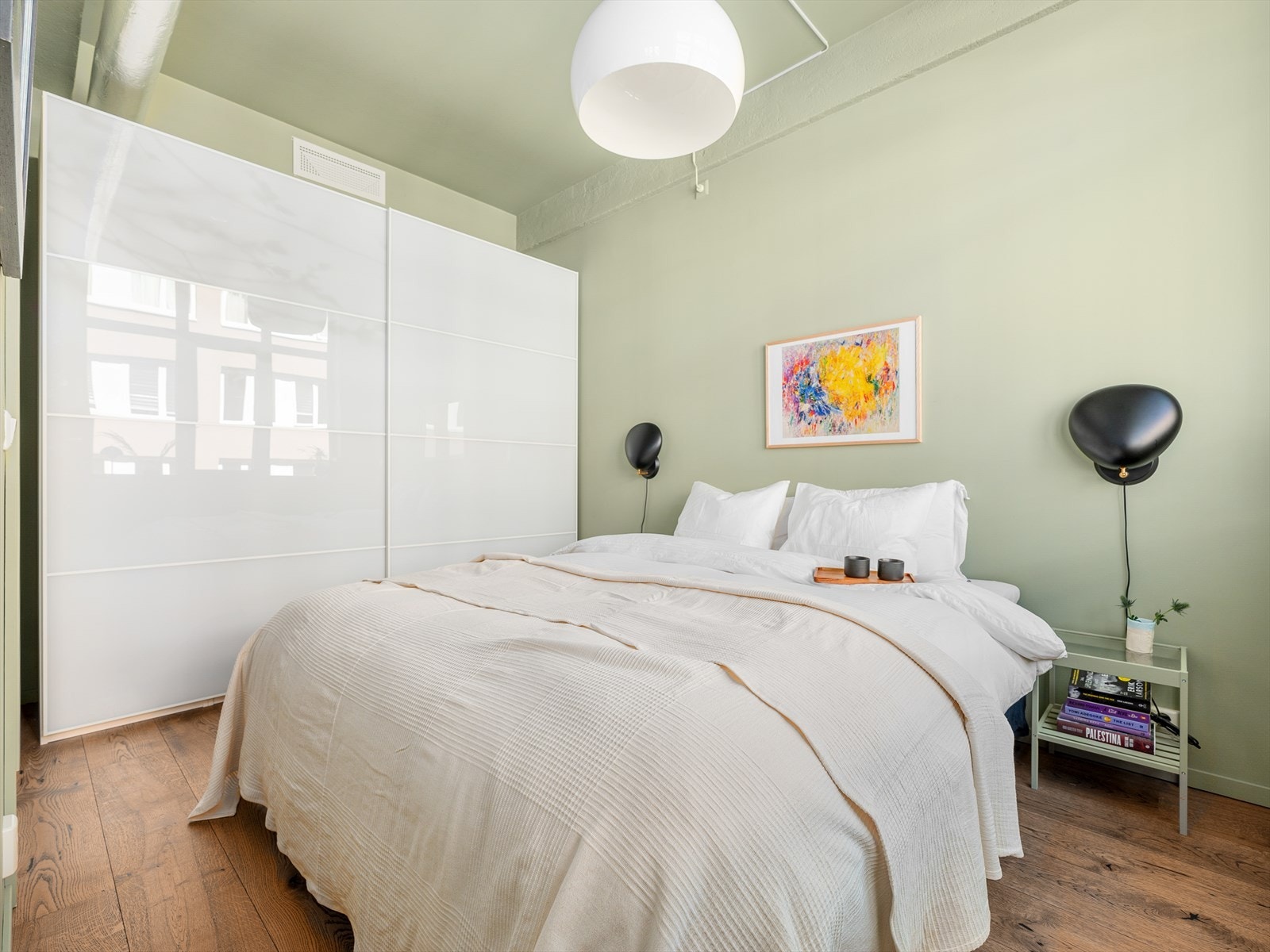 Det store hovedsoverommet vil garantert begeistre deg! Her er det en stor skyvedørsgarderobe og god plass til en dobbeltseng. Veggene er malt i grønnfargen Laurbær som er noe mørkere enn den i inngangspartiet. Galleribilde