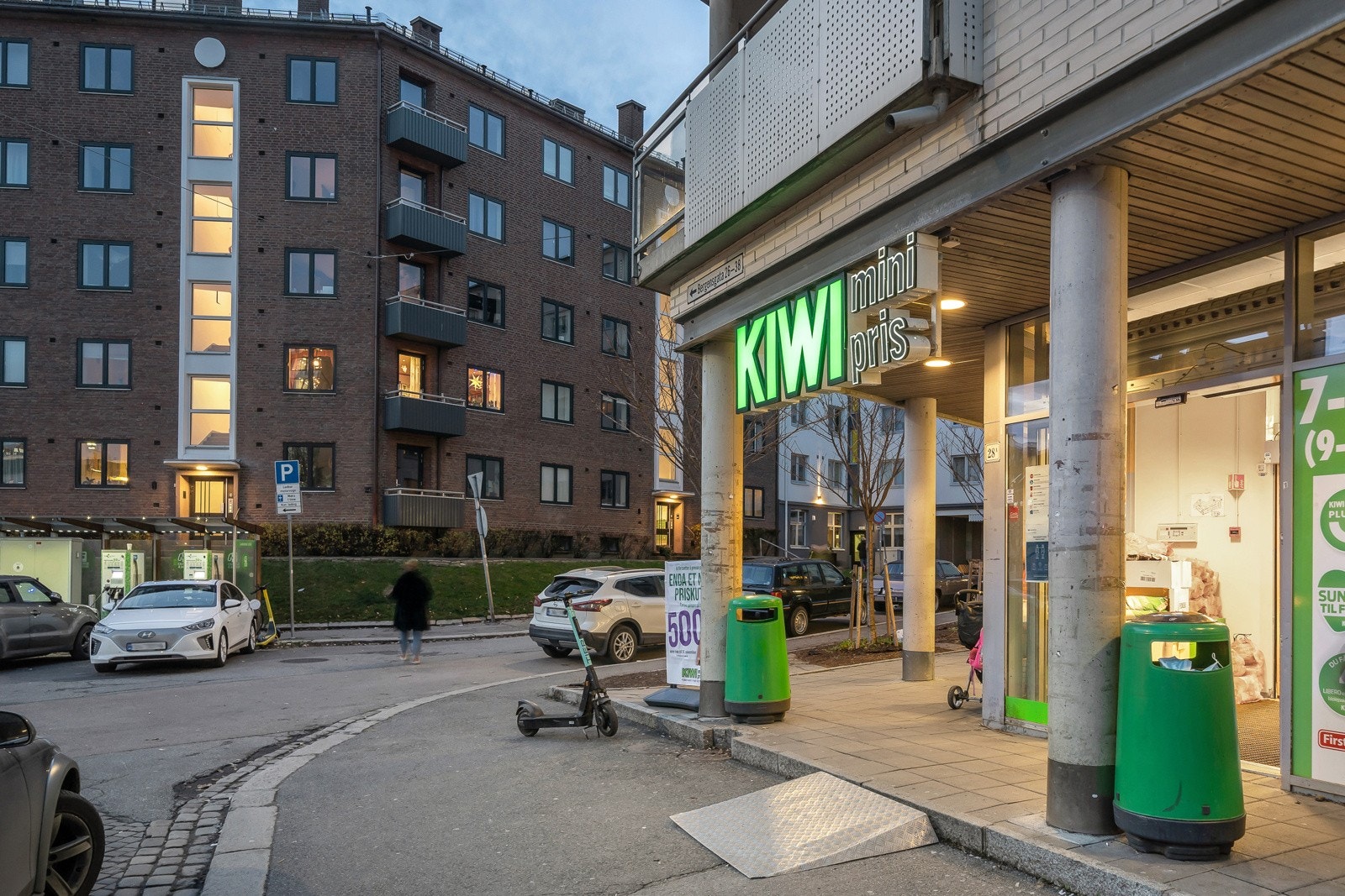 Godt utvalg av flere dagligvarebutikker slik som Kiwi og Rema1000 Bjølsen. Galleribilde