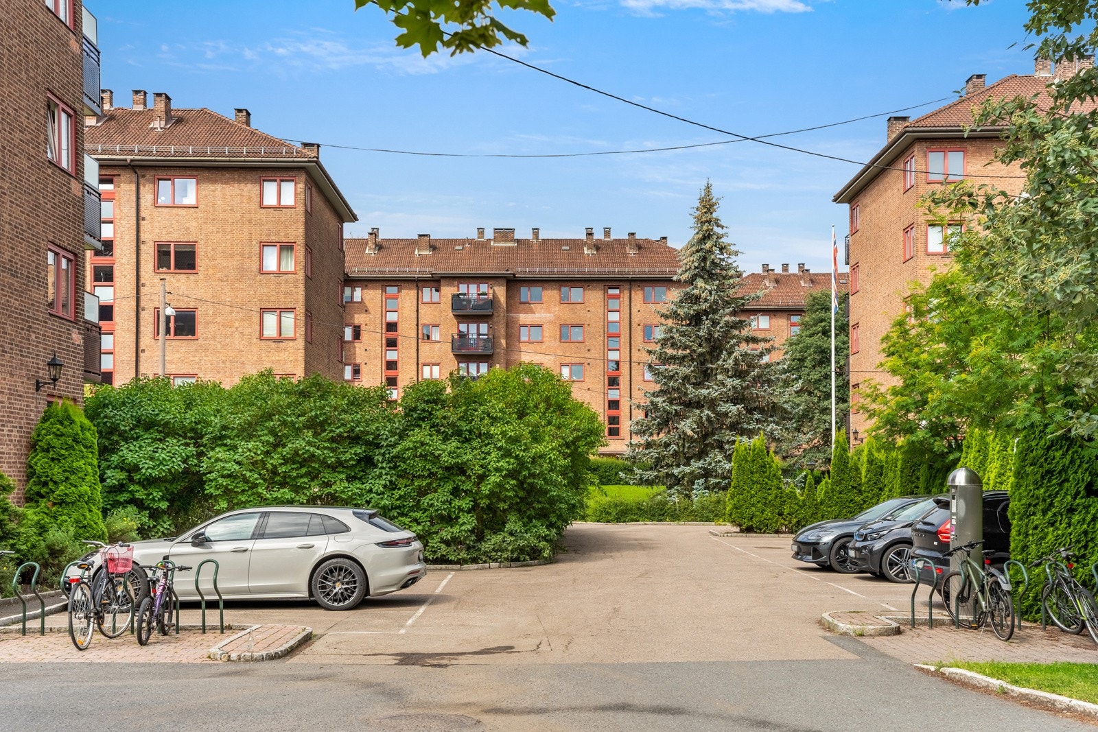 Borettslaget eier parkeringsplasser som leies ut etter venteliste. I tillegg er det etablert ladestasjoner for seks biler, gjesteparkering og sykkelboder til hver blokk. Galleribilde