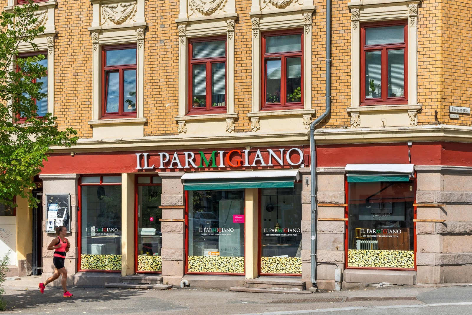 I nærområde kan Il Parmagiano anbefales kjent for sine ekte italianske råvarer og steinovns pizza. Galleribilde