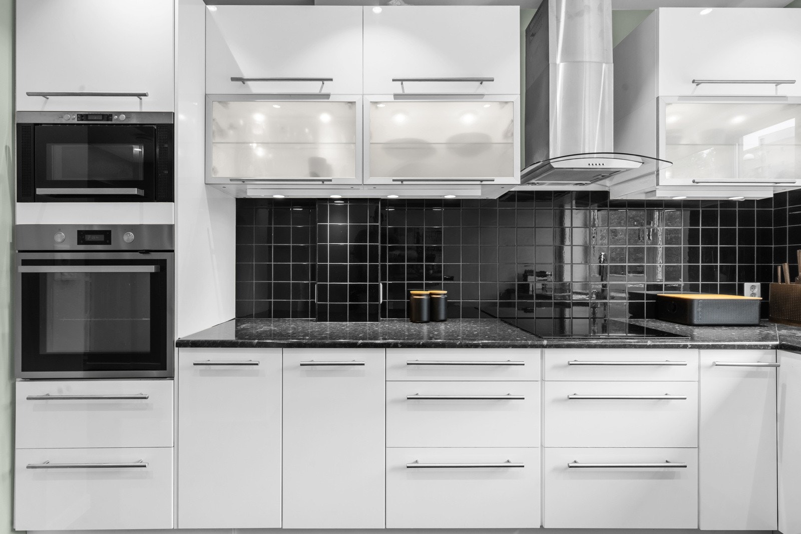 Tidløs og funksjonell kjøkkeninnredning fra 2008 med hvite fronter, laminat benkeplate, samt ett-greps blandebatteri med nedfelt rustfri stålkum. Galleribilde