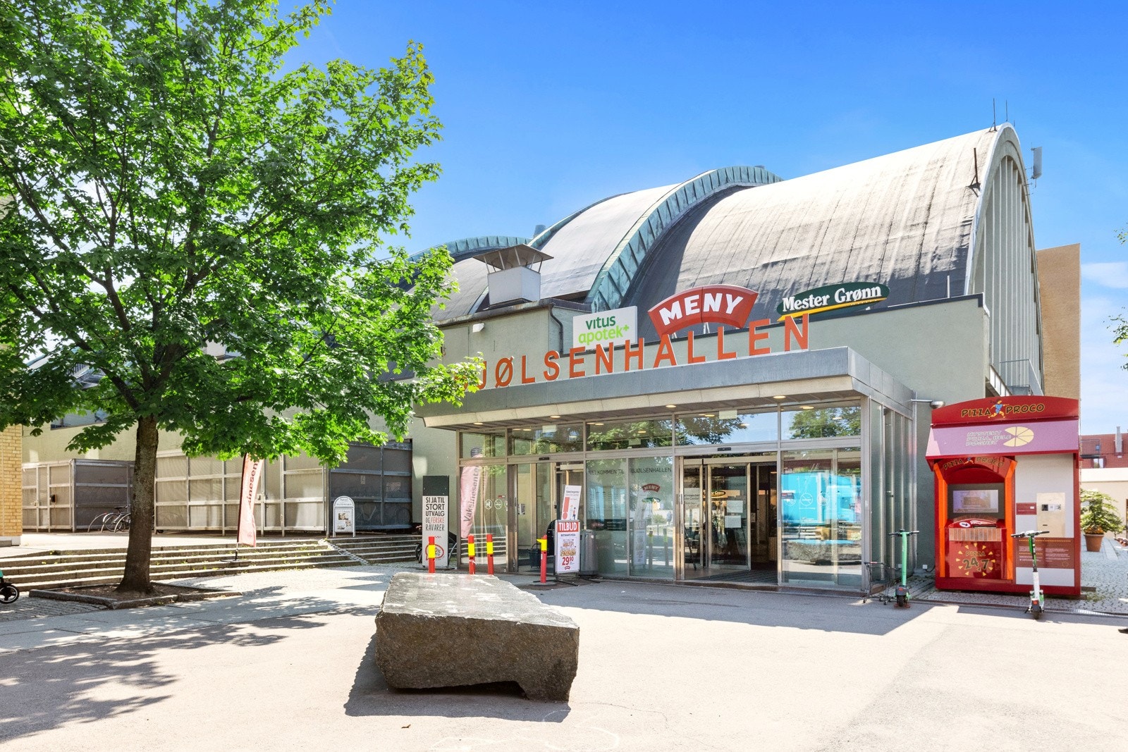 Populære Bjølsenhallen med apotek, matvarehus og idrettshall. Galleribilde