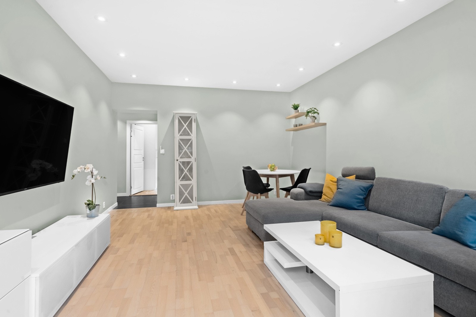 I juni 2023 ble det lagt downlightsbelysning som er gjennomgående i hele boligen. Belysningen kan enkelt styres fra mobil via smartbelysningen "Plejd". Galleribilde