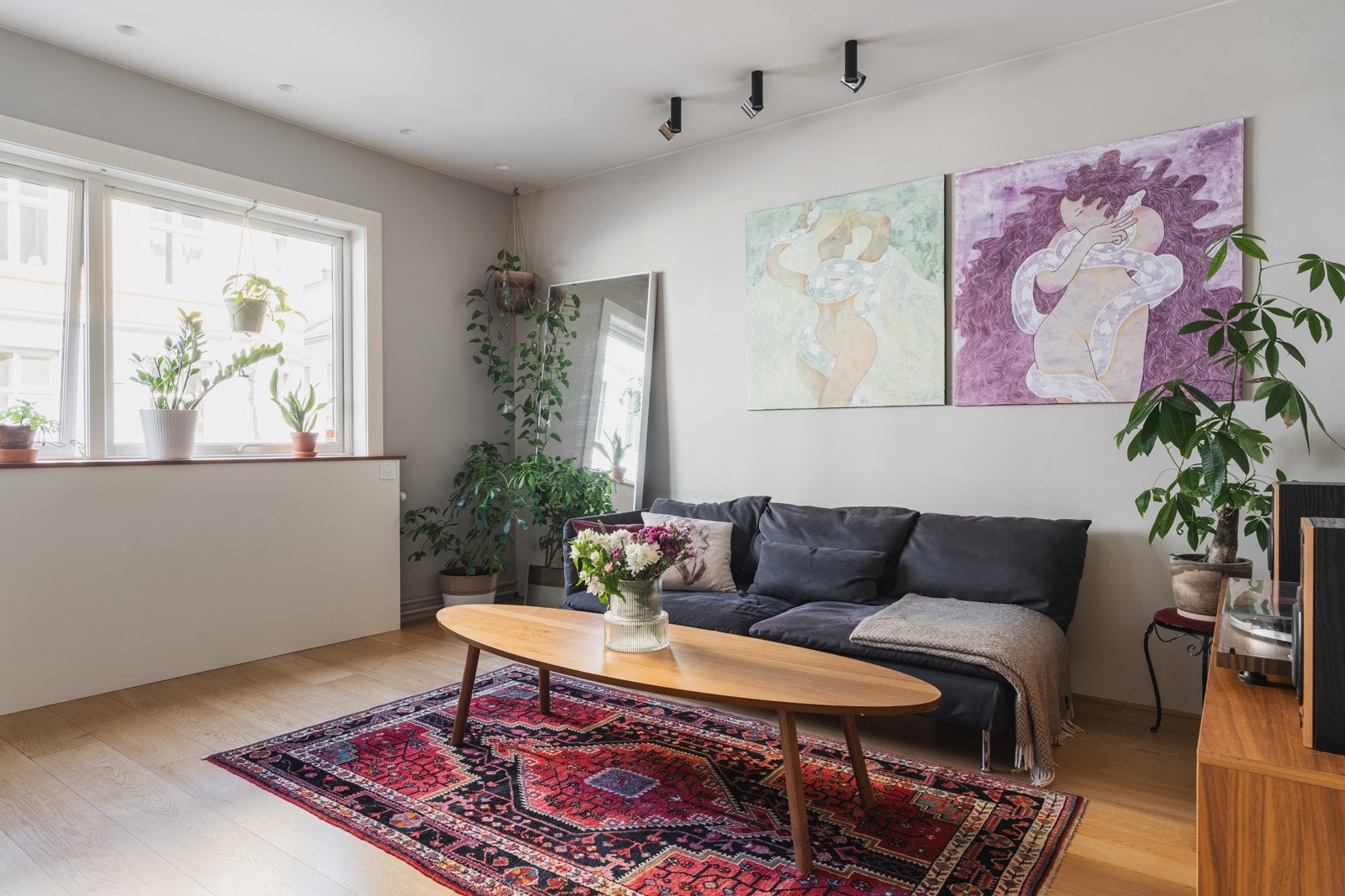 Boligen ble omfattende renovert i 2010 med påkostede og tidløse materialvalg. Galleribilde