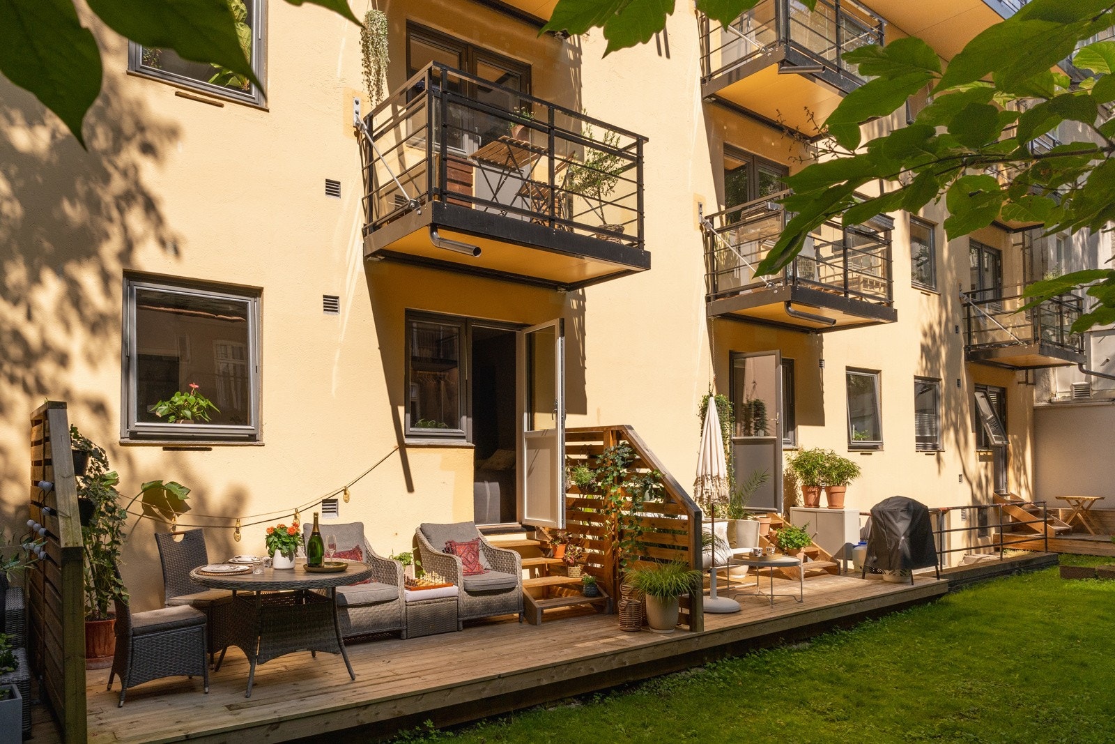 Stor, privat markterrasse på x m2 med god plass til utemøblement og grill. Galleribilde