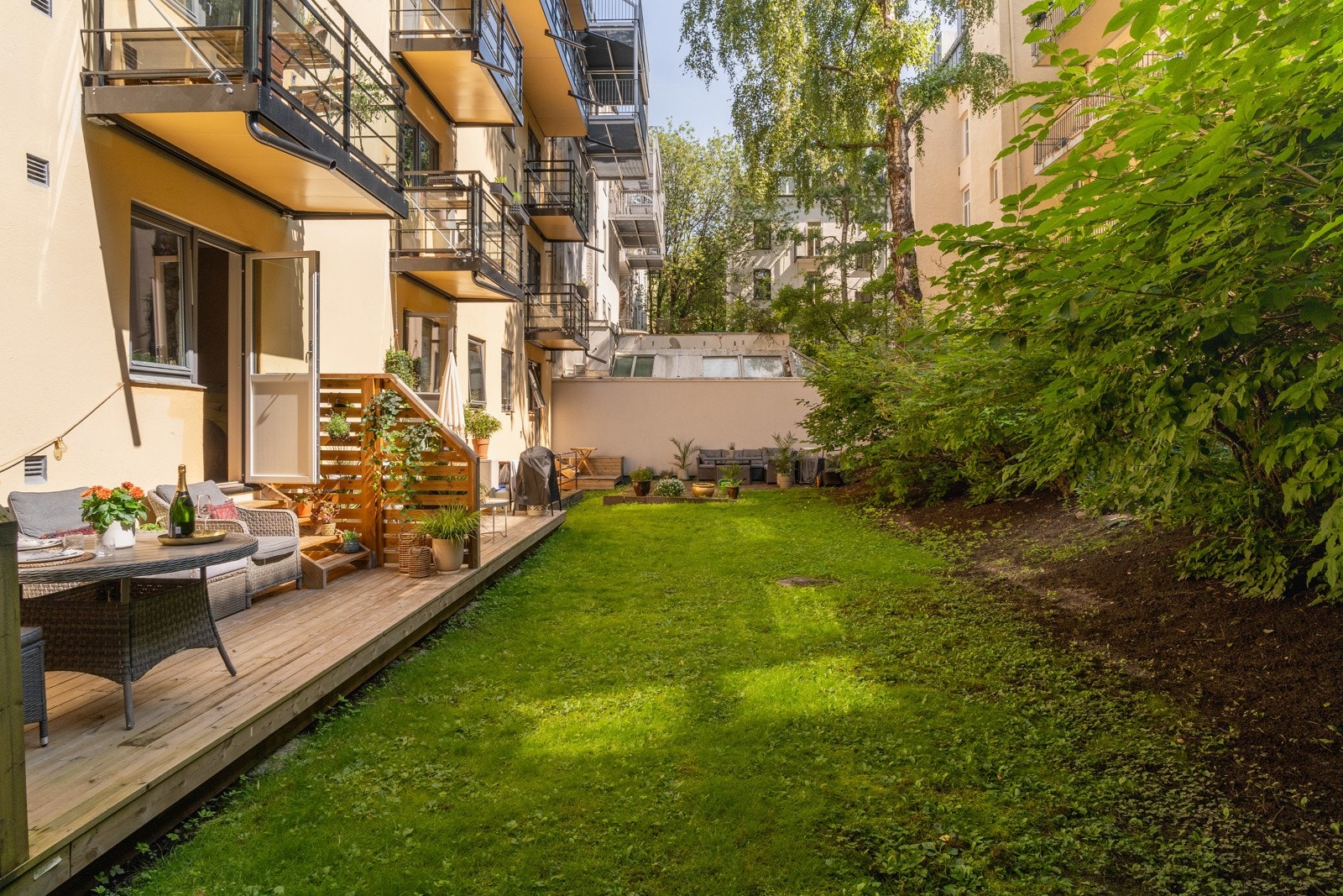 Direkte adkomst fra terrasse til borettslagets fantastiske hage. Galleribilde
