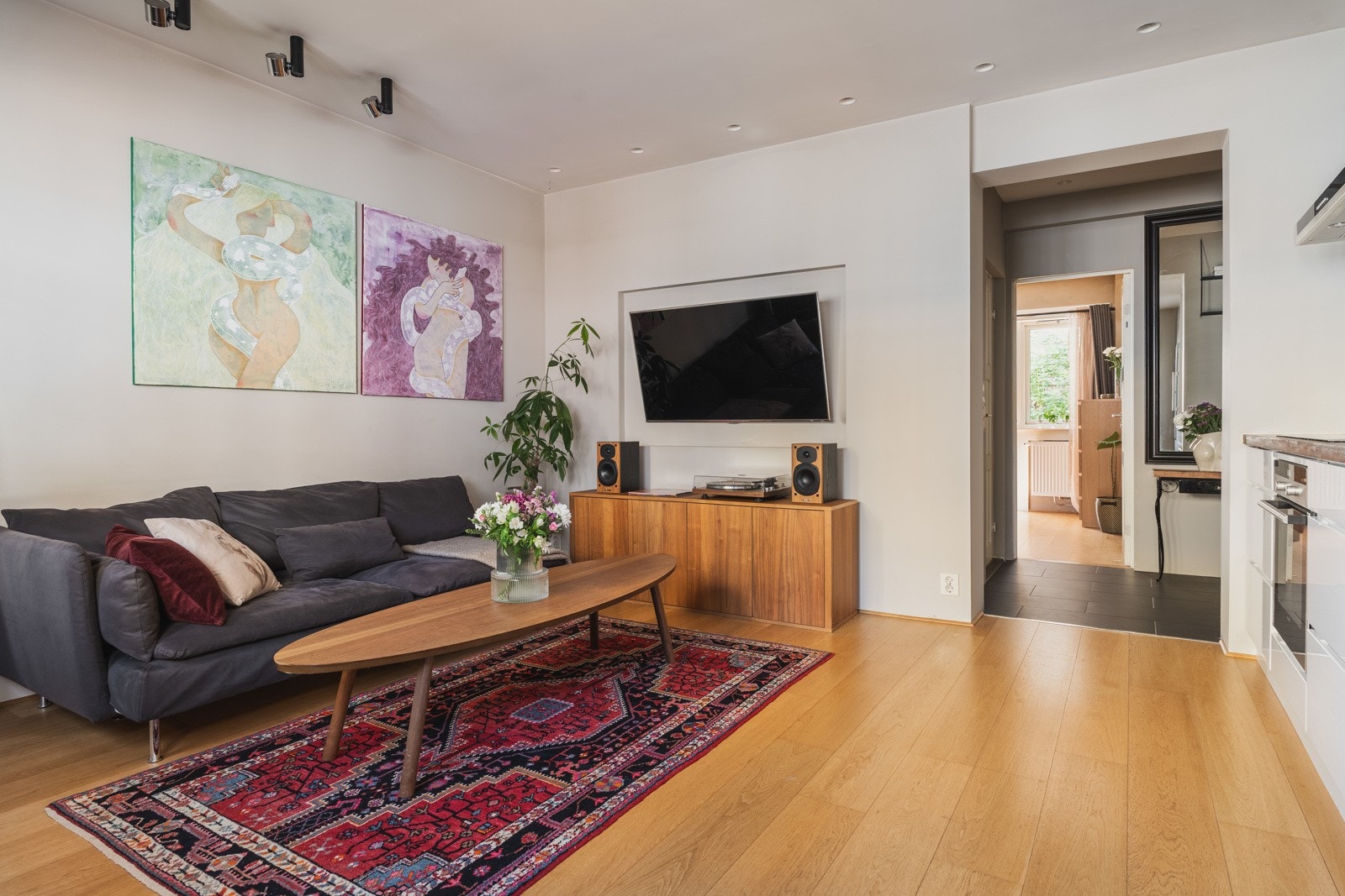 Boligen har en svært lys og gjennomgåene planløsning. Galleribilde