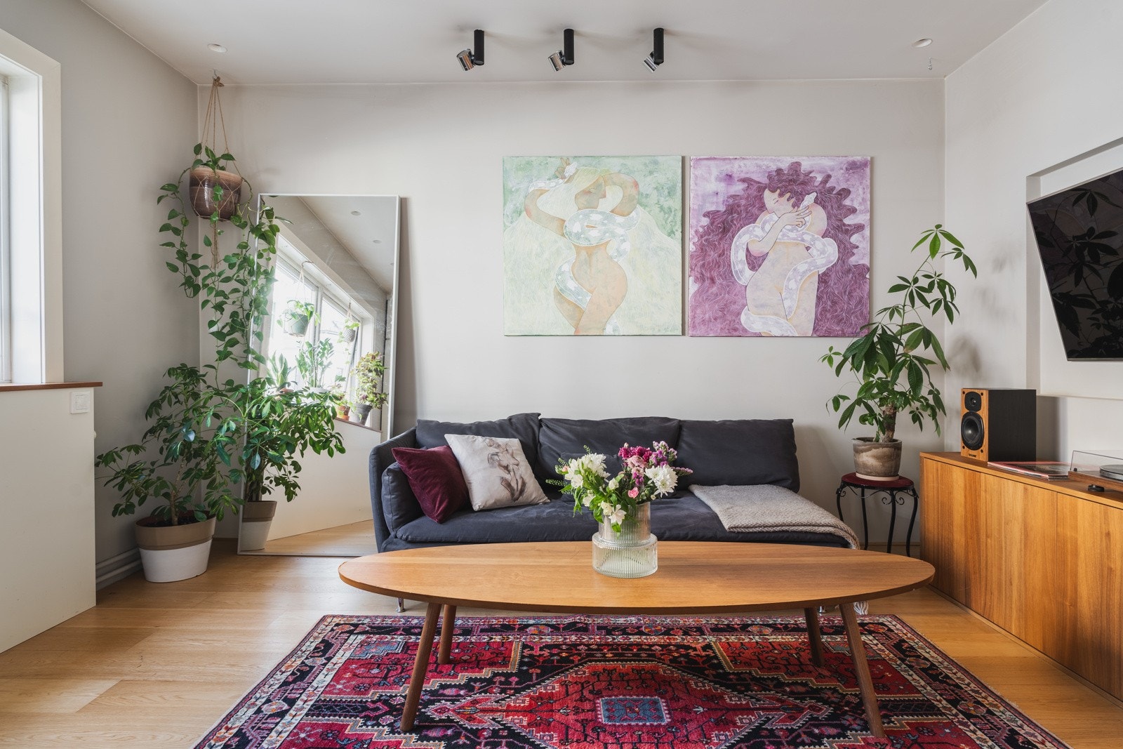 Moderne énstavs eikeparkett, malte overflater i tidsriktige farger og pen bruk av downlights. Galleribilde