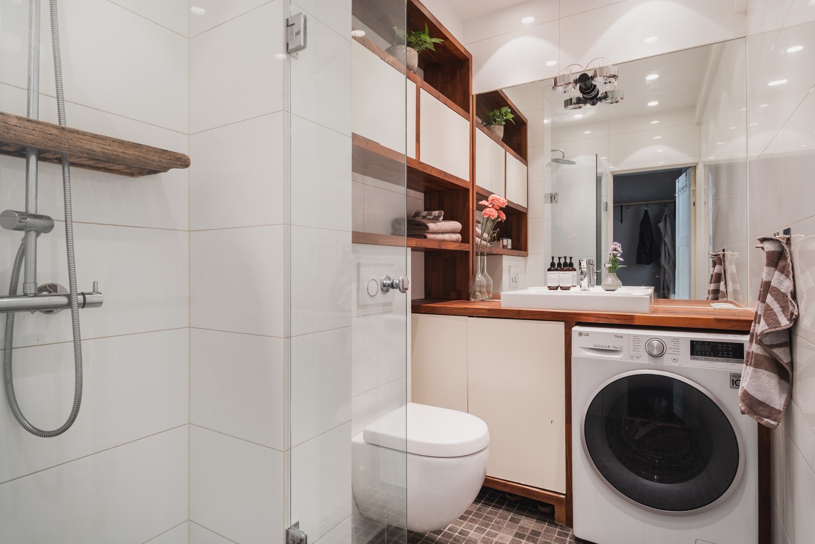 Lekkert og påkostet flislagt bad/wc. Meget god oppbevaringplass. Galleribilde