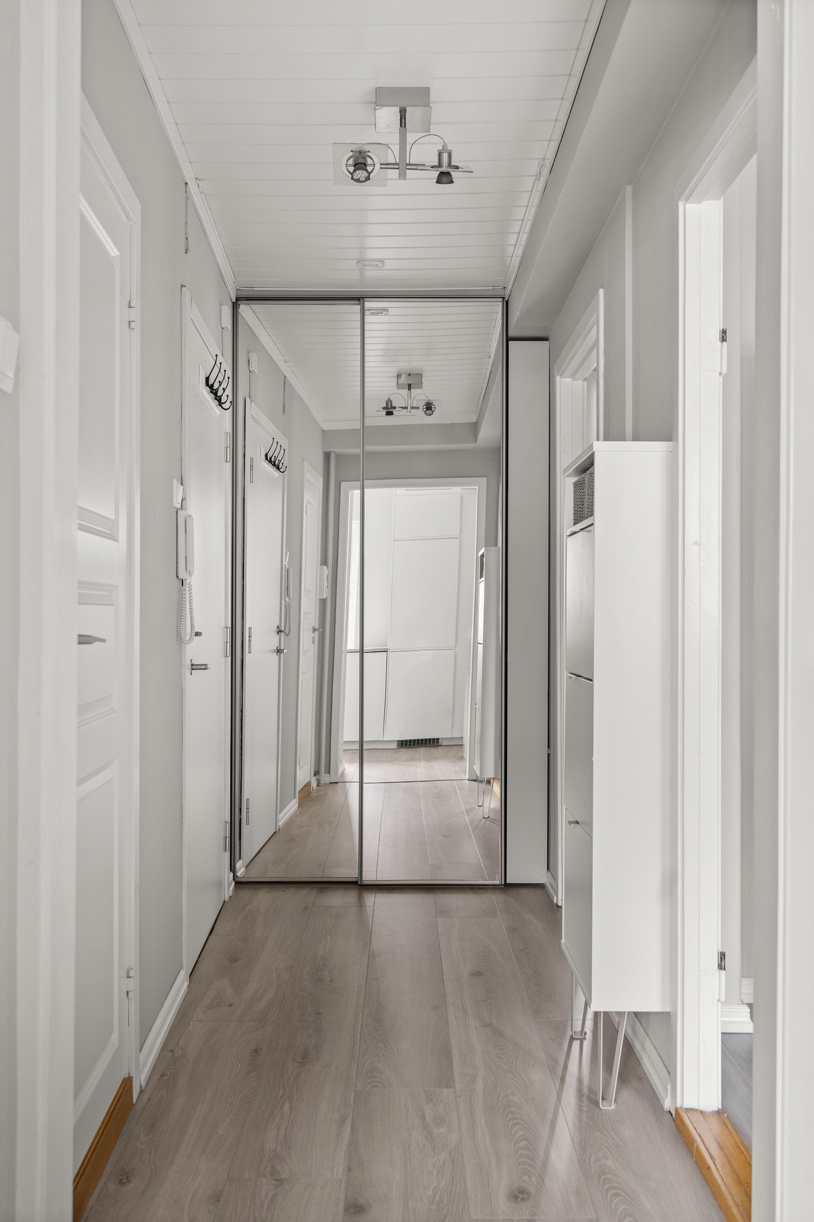 Romslig skyvedørsgarderobe fra gulv til tak sikrer gode oppbevaringsmuligheter. Galleribilde