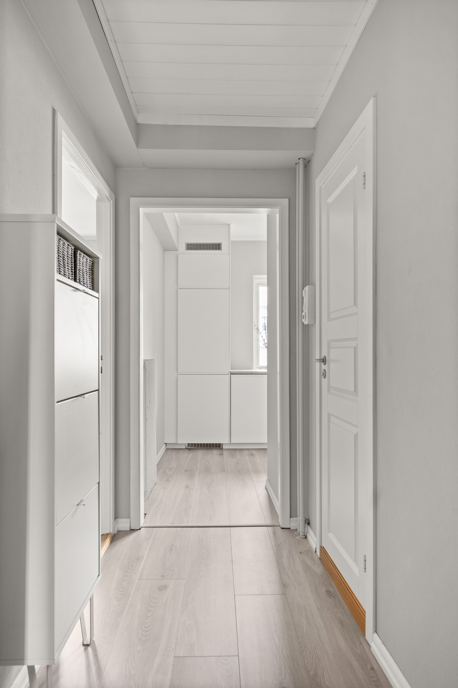 Innbydende entré med god plass til å henge fra seg yttertøy og sette fra seg sko. Galleribilde