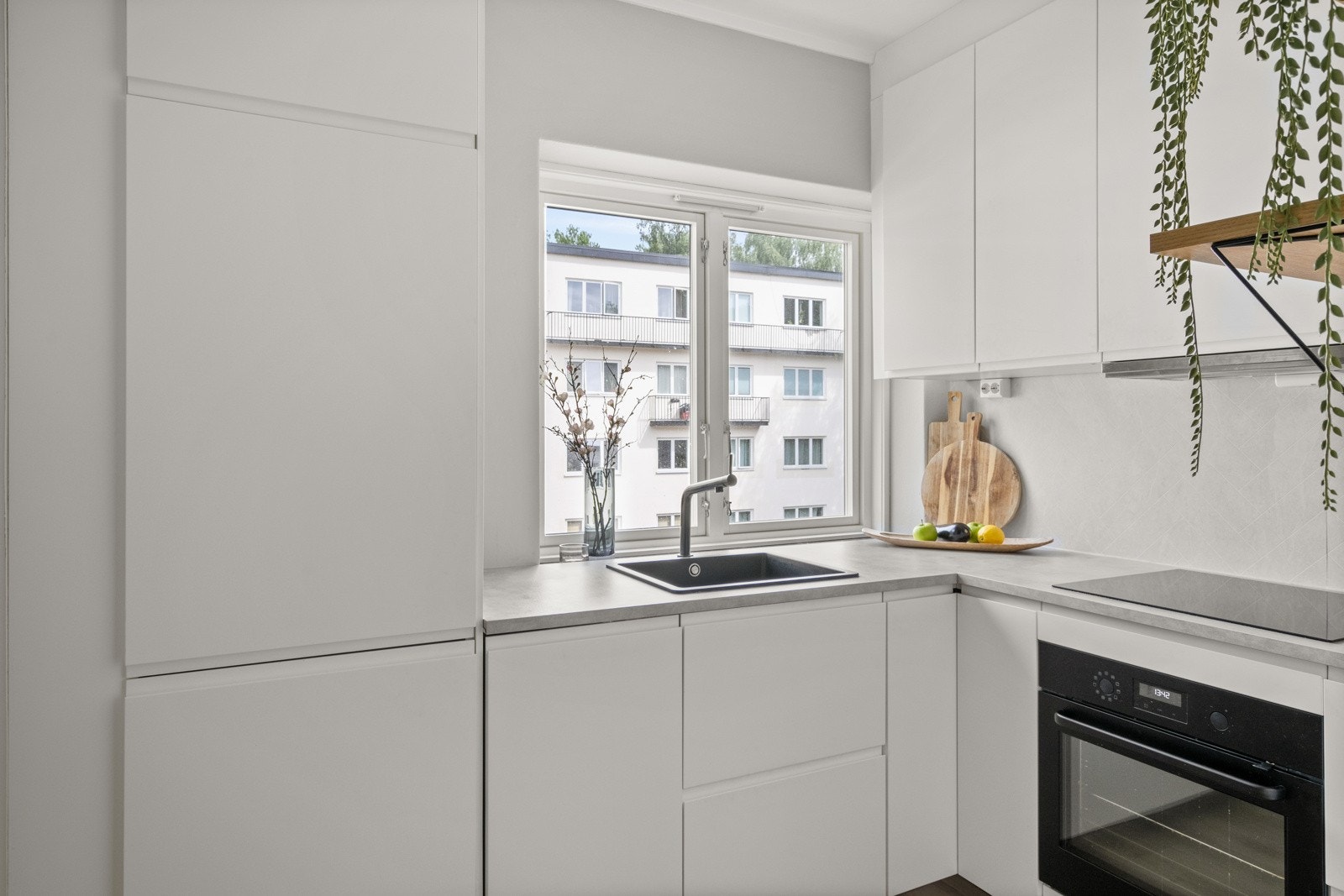 Kjøkkenet har en god planløsning med masse benk- og skapplass. Ikea kjøkkeninnredning fra 2022 med glatte fronter og laminat benkeplater. Galleribilde