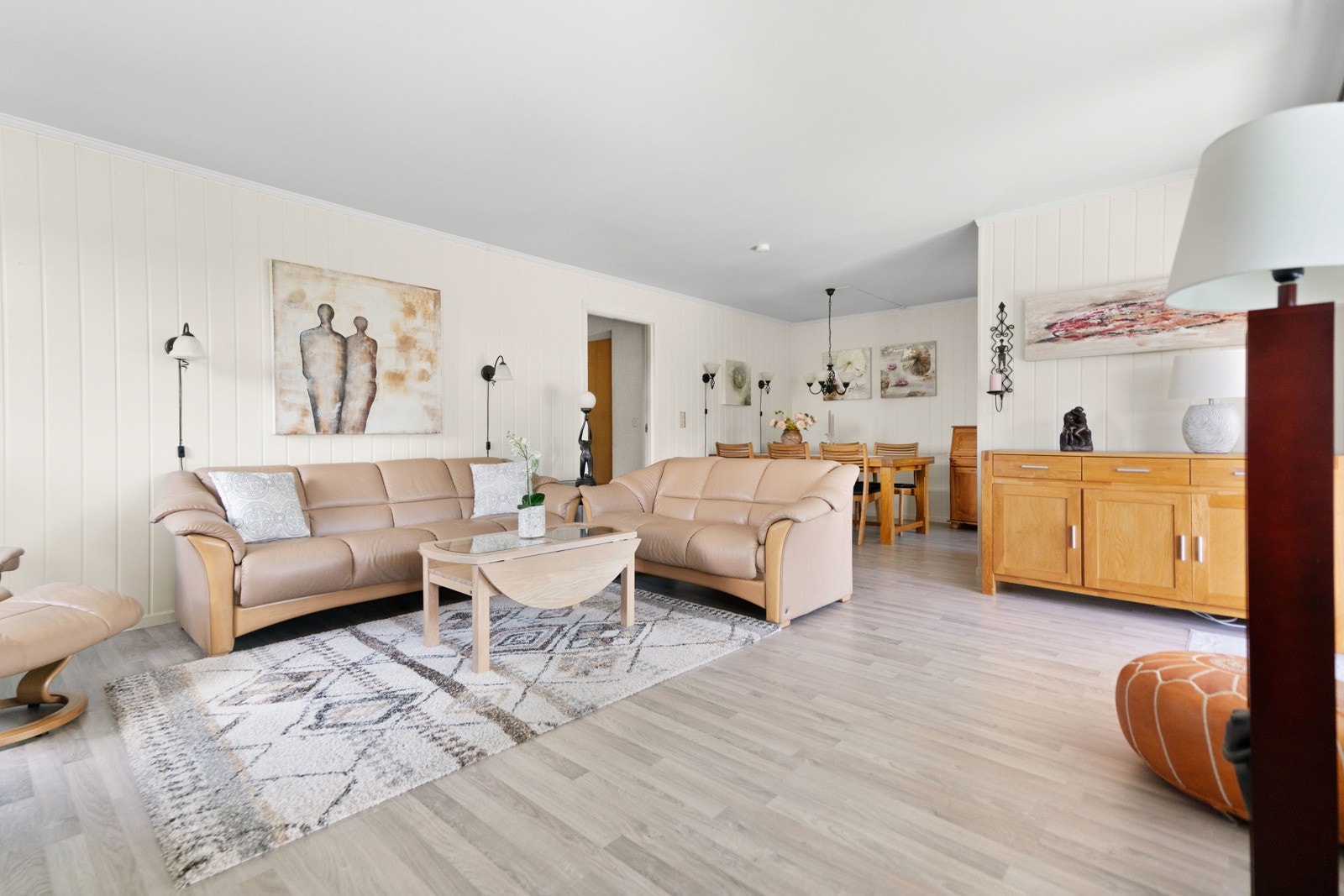 Det er god plass til en sofagruppe, bord og TV-stasjon Galleribilde