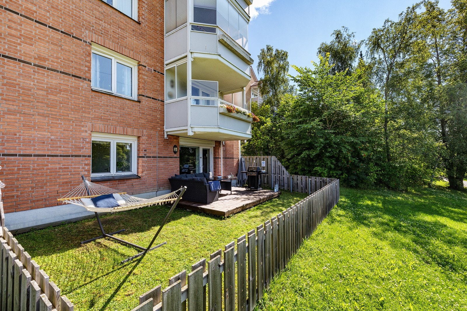 Endeleilighet med en fantastisk uteplass, oppmålt til ca. 48 kvm med optimale solforhold og port direkte ut til friområde. Galleribilde