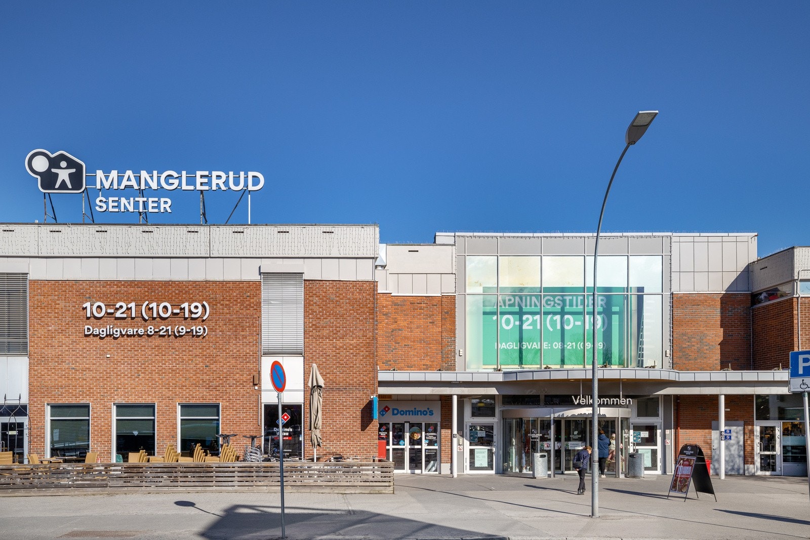 Manglerud Senter med alt du trenger i det daglige. Det er også flere dagligvareforretninger i nærområdet. Ellers er det kort vei til Bryn Senter med et enda større utvalg butikker. Galleribilde