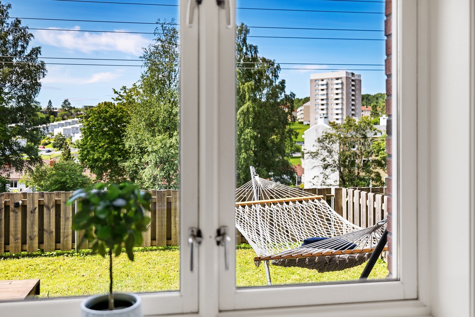 Gode luftemulihgeter på soverom og fint utsyn mot egen hage. Galleribilde