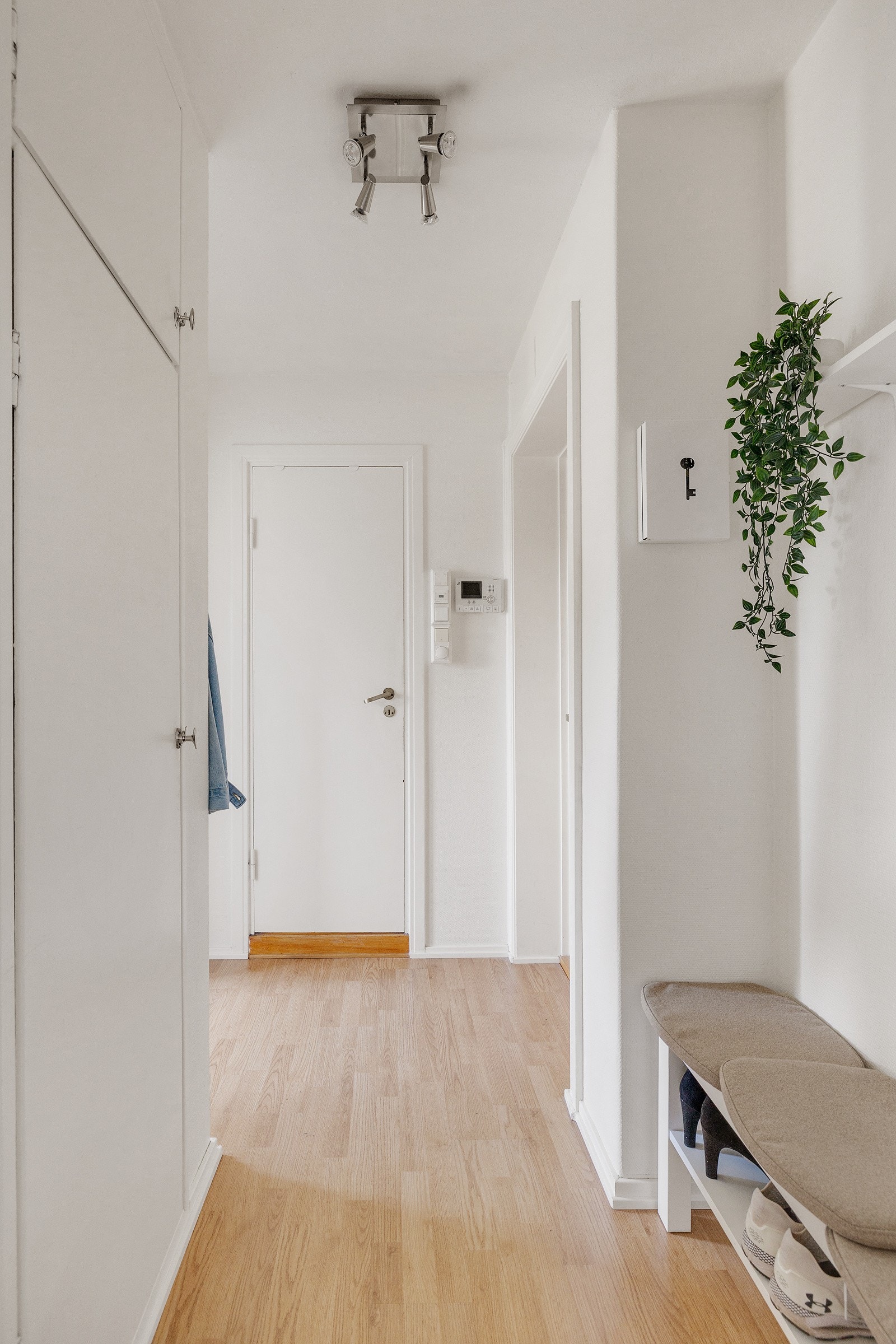Praktisk nisje i entré med plass til skooppbevaring eller lignende. Galleribilde