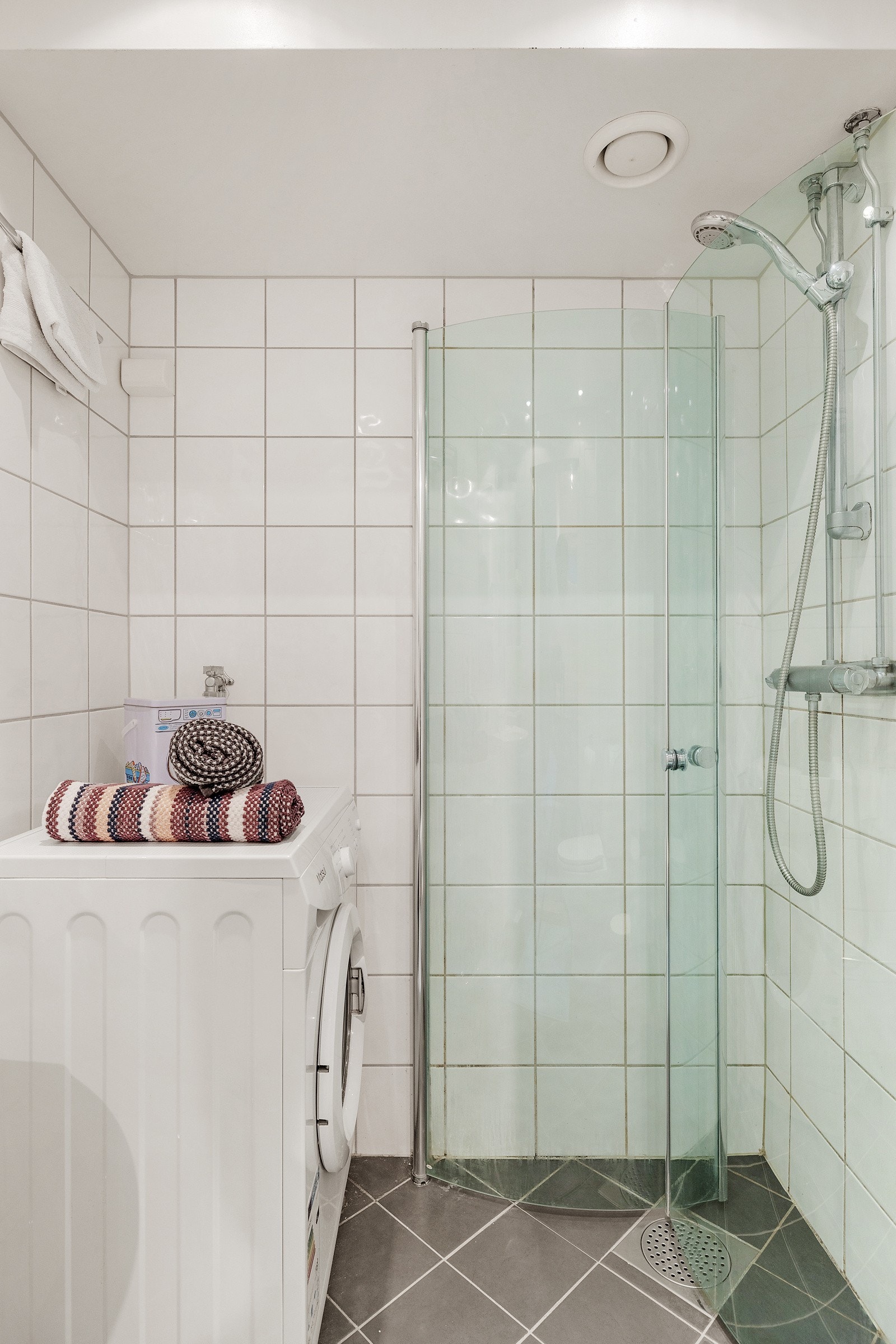 Det er opplegg for vaskemaskin på badet. Toalettet er nylig skiftet ut i 2024. Galleribilde