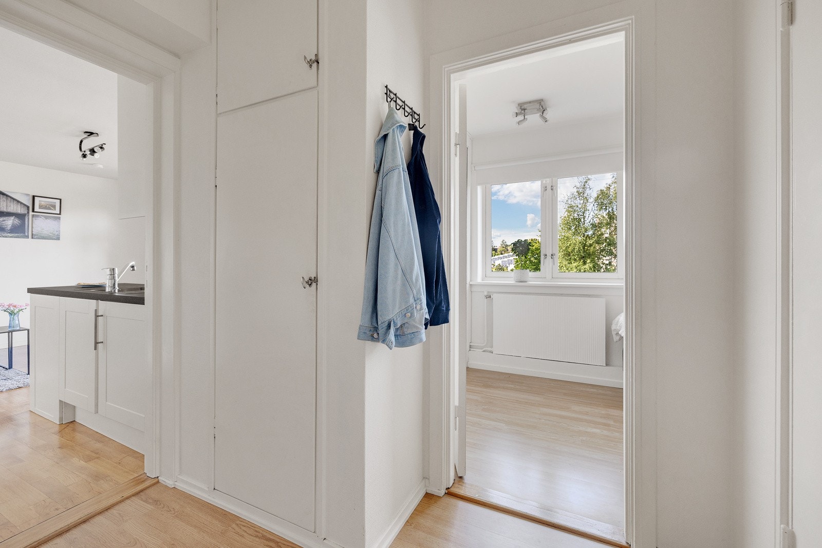 Lys entré med integrert garderobeskap. Galleribilde