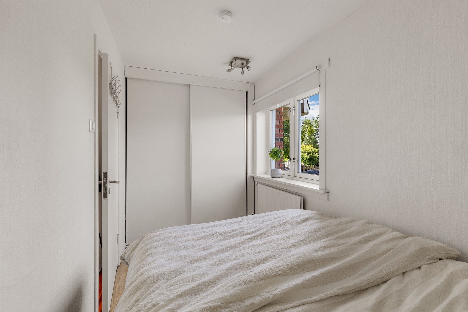 Soverommet er innredet med skyvedørsgarderobe med praktisk innredning og hyllesystem. Galleribilde