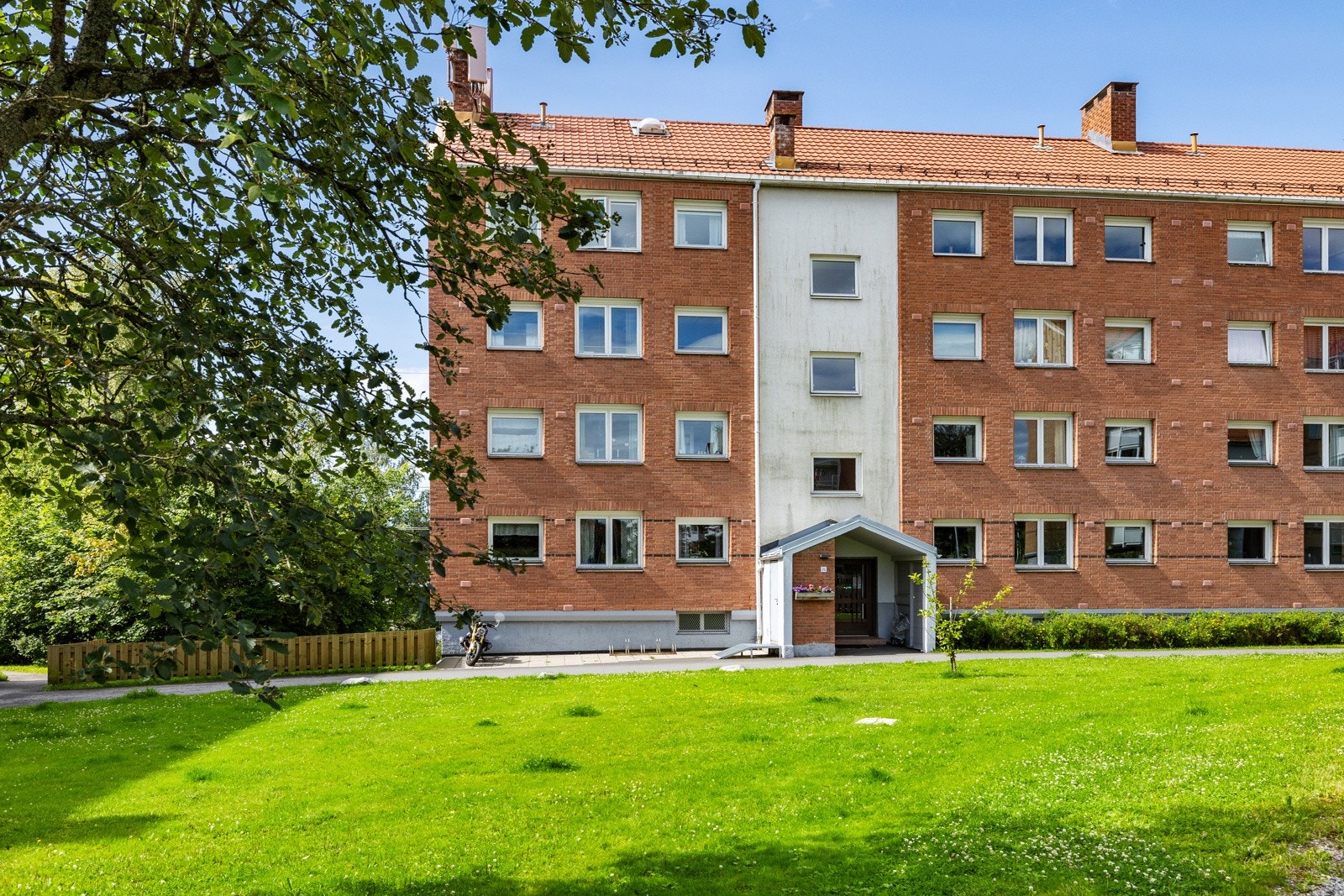 Fasade og inngangsparti. Det er mulighet for parkeringsleie i borettslaget etter venteliste. Leieprisen er for tiden kr. 250,- per måned. Ellers er det gratis gateparkering i området. Galleribilde