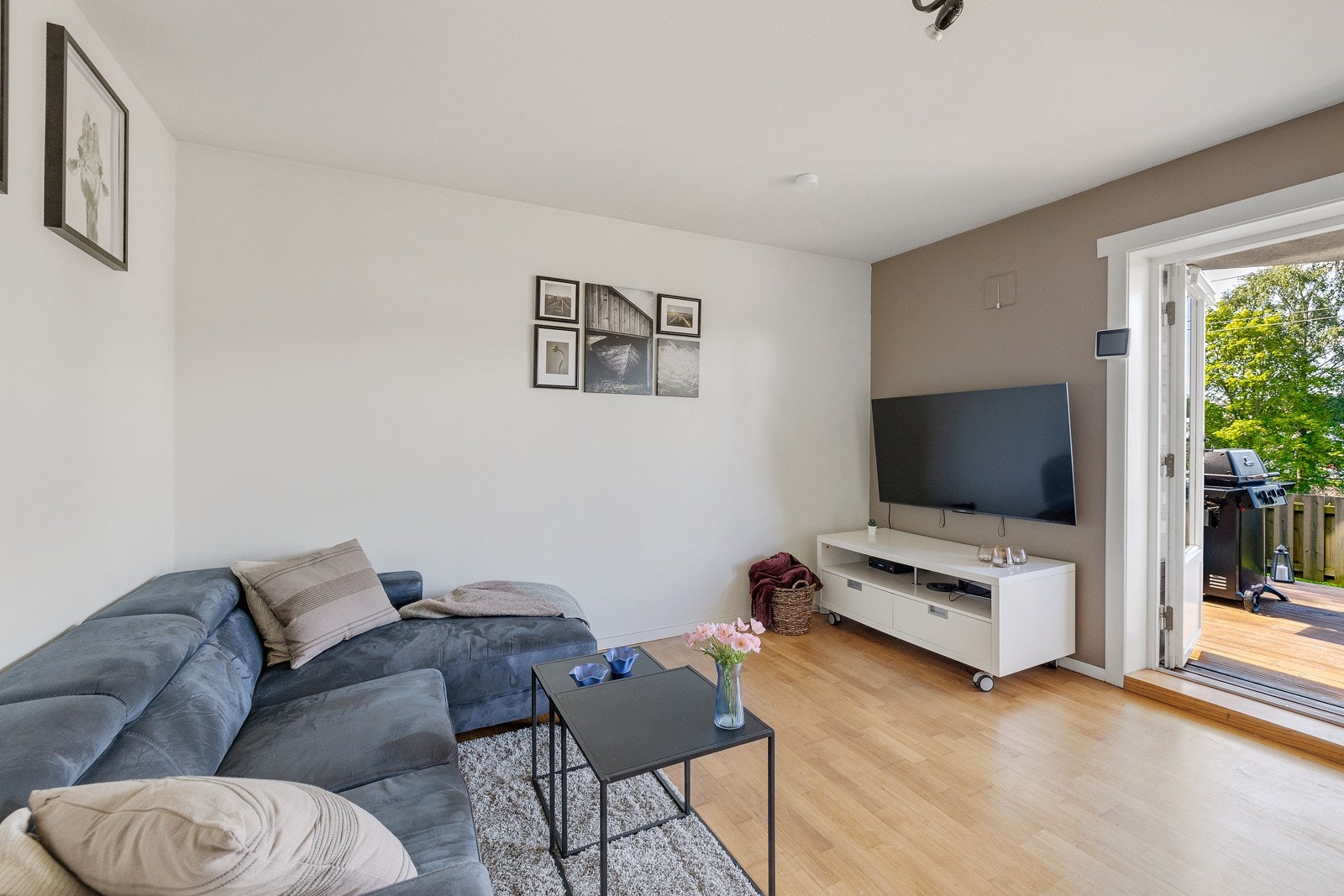 Det er direkte adkomst til terrassen fra stuen. Borettslaget består av 517 andelsleiligheter. Galleribilde