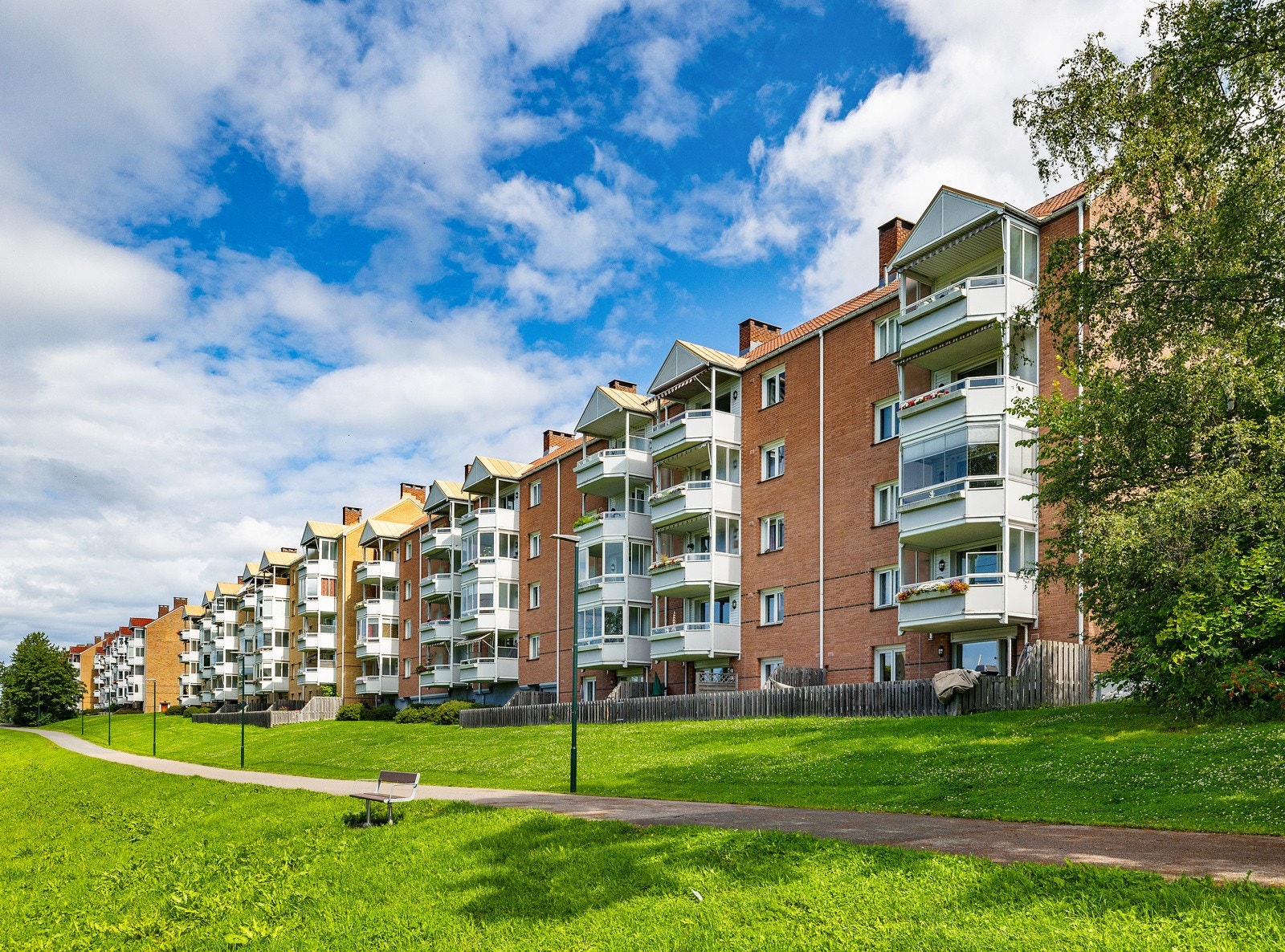 Umiddelbar nærhet til fine turstier som leder deg til Manglerud senter og t-bane/bussforbindelse, eller motsatt vei til Østensjøvannet og flotte turområder. Galleribilde