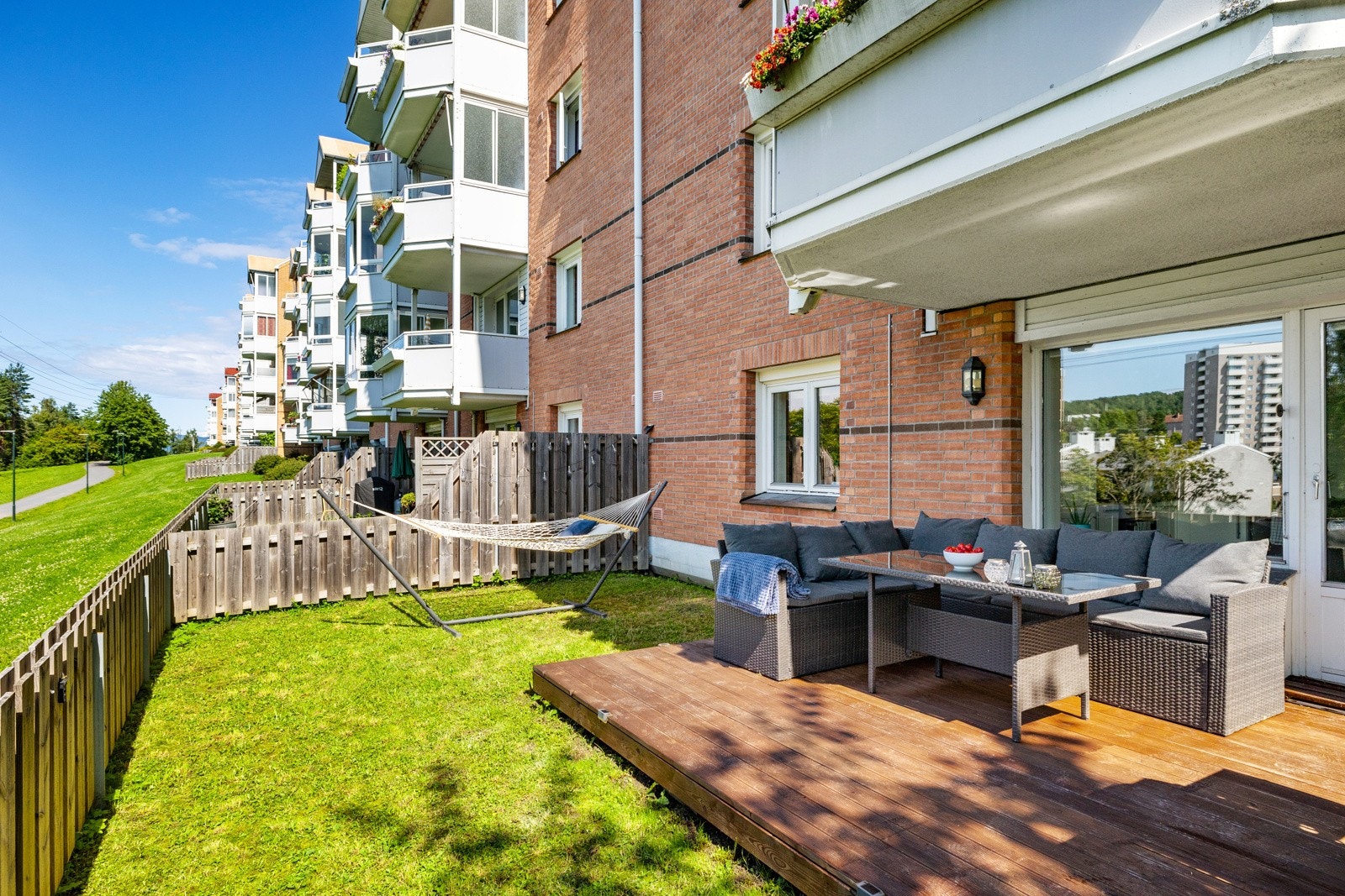 Her har du god plass til besøk av venner og famillie på fine sommerdager. Galleribilde