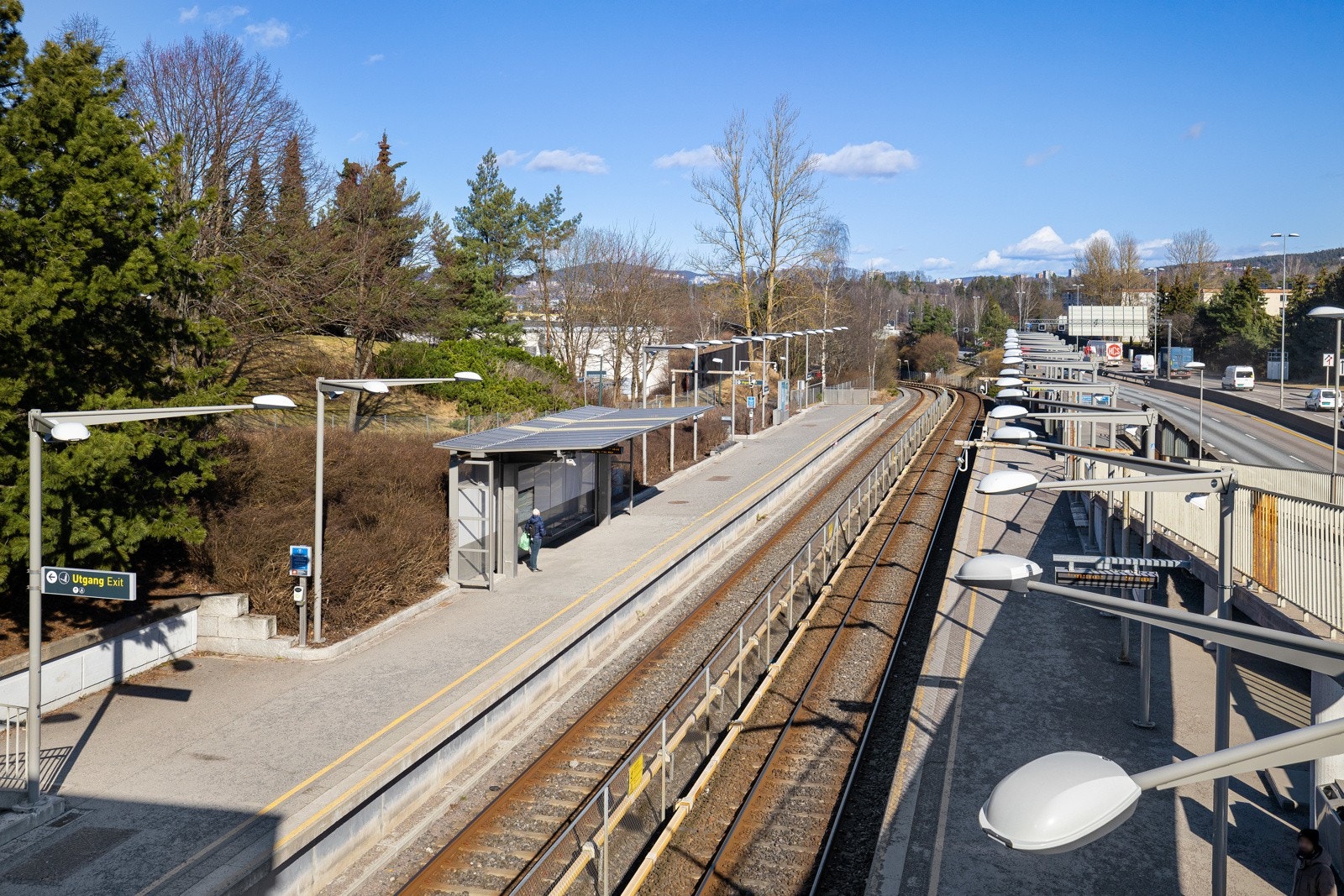 Manglerud t-banestasjon med hyppige avganger for linje 4 mot sentrum/Bergkrystallen, og busstopp med linje 23, samt Østensjø ring. Galleribilde